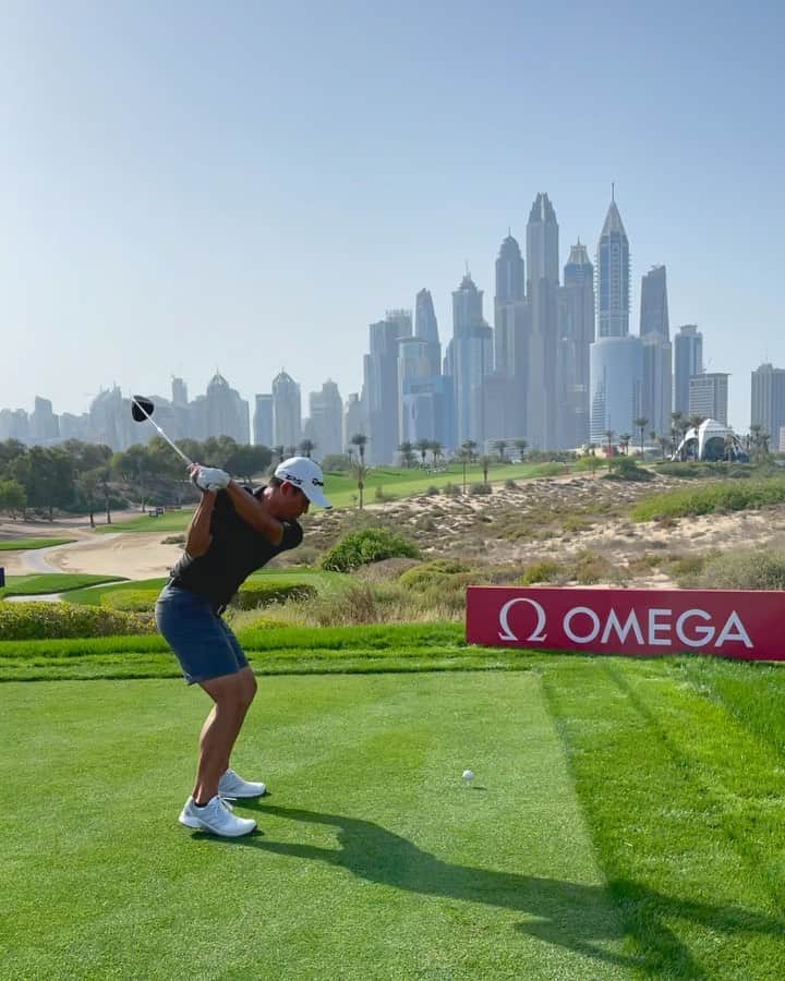 コリン ・モリカワのインスタグラム：「Views are great, just need to hit the fairways now. Love being back in Dubai and ready to start the @omegagolfdubai」