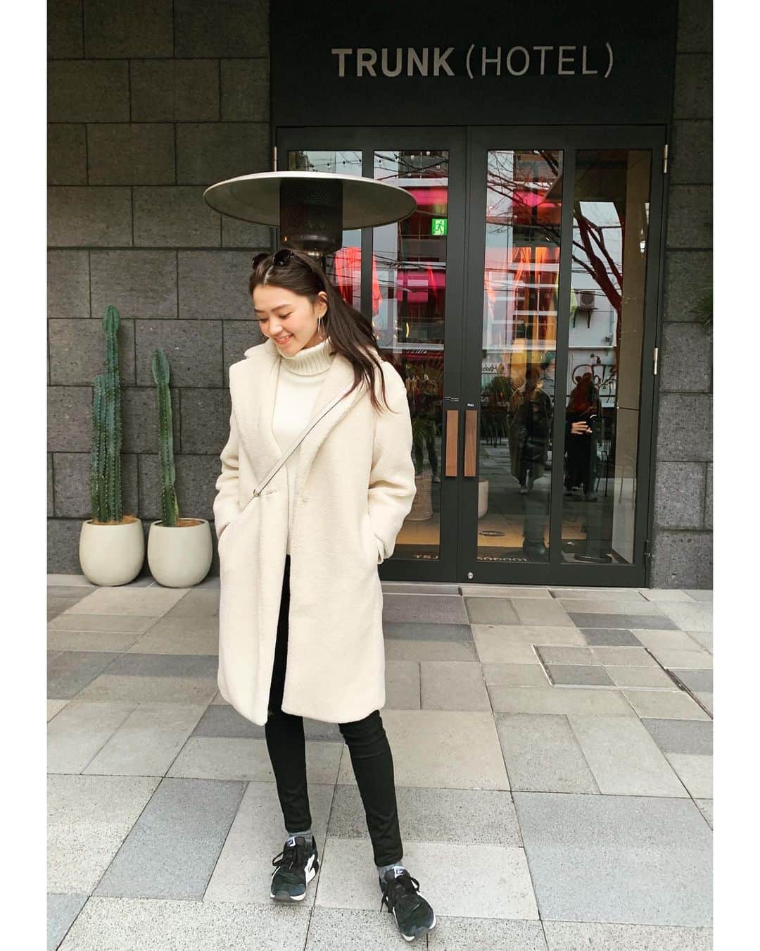 高原愛のインスタグラム：「昨日より今日は寒いなぁ💦午後から東京は雨降るみたい🥺朝からモモのお散歩に行って、今日も一日スタート✨✌️皆さんにとっても良い一日になりますように😘😘😘Have a nice day💕」