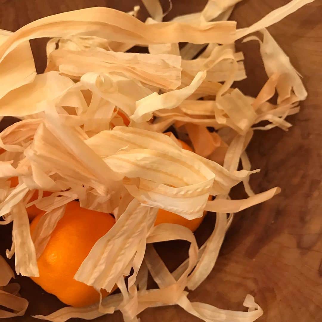 光野桃さんのインスタグラム写真 - (光野桃Instagram)「いただいた柑橘の箱に、緩衝材として入っていたのは、天然乾燥させた檜や杉のおが屑でした。 すごくいい匂い、手にも心地よい。 おが屑は、物を腐りにくくする作用があるそう。 土に還る緩衝材、ハッとしました。」1月28日 9時37分 - mitsuno.momo