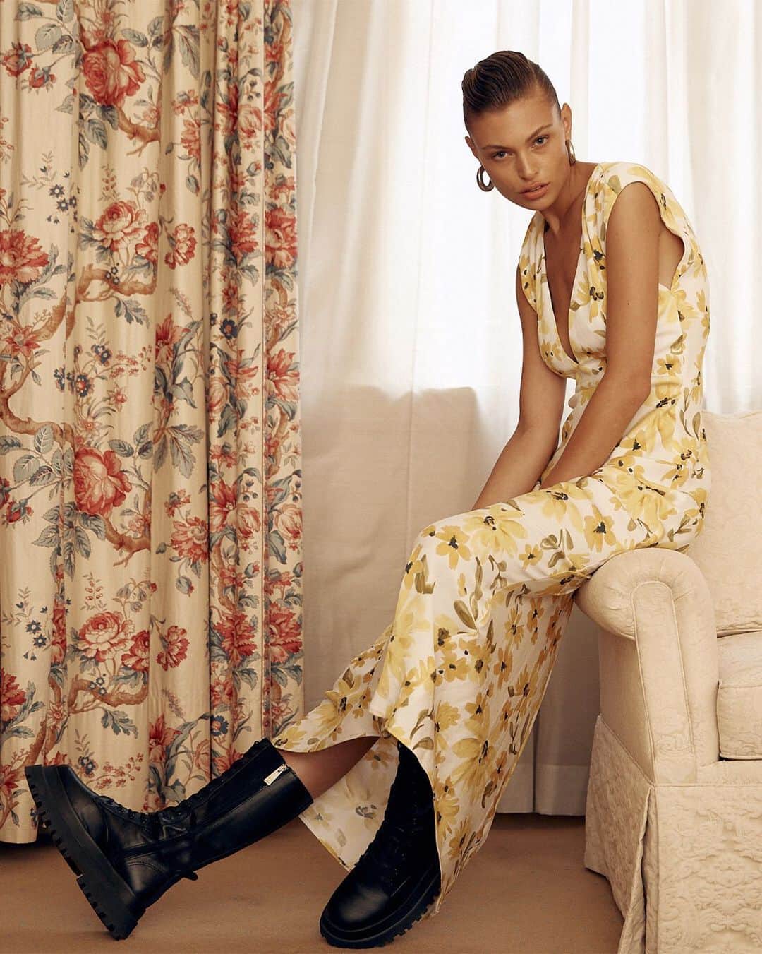 のインスタグラム：「Your weekend get up sorted. Find our new daphne v dress online + in stores #becandbridge」