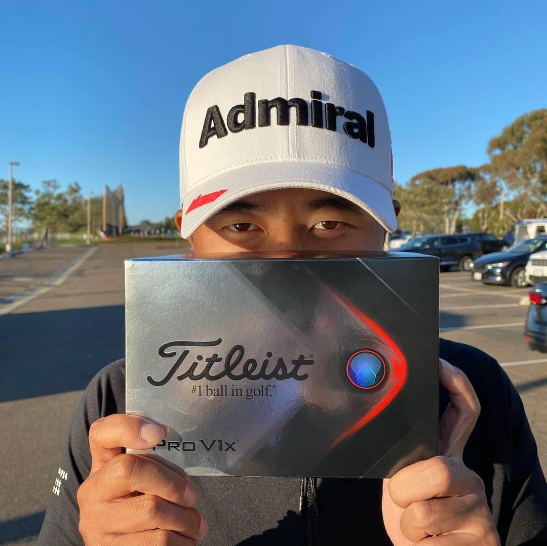 小平智のインスタグラム：「2021TITLEISTゴルフボール‼️ 前のモデルよりアプローチでスピンが、かかるようになった最高👍 僕はv1x使ってます😊 2枚目はドライバーショット⛳️ #TITLEIST #alwaysbringyourbest  #golfball #v1x #タイトリスト #ゴルフボール #新作 #ドライバー #スイング #小平智」