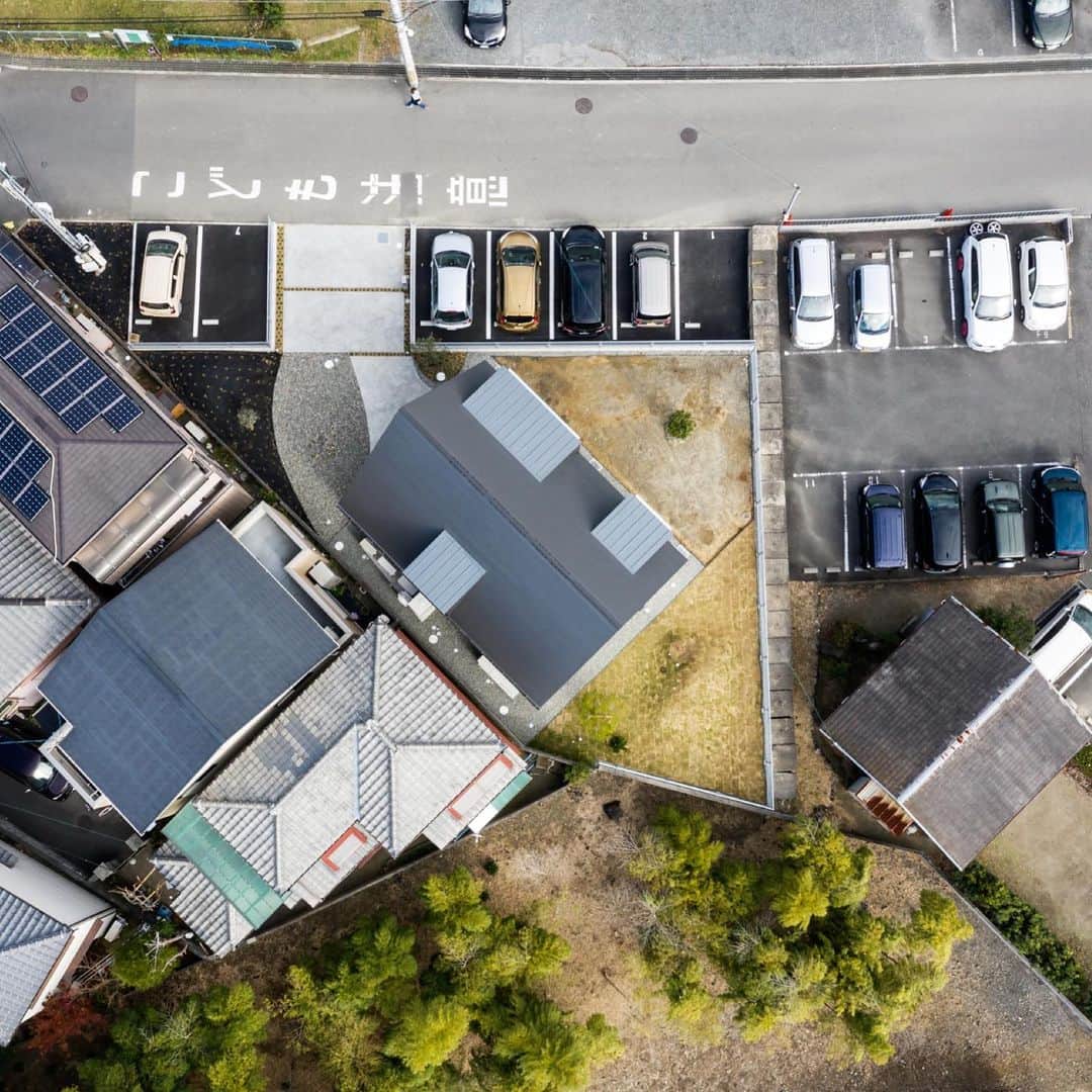 Horibe Associates co., ltd. のインスタグラム：「・ #ボルダリングルーム のある家  more⇨@horibeassociates  photo @yoheisasakura   #architecture#architect#architecturephoto#architecturephotografy#ボルダリング#instahome#architettura#Kiếntrúc#arquitectura#Architektur#Arkitekture#architexture #マイホーム記録#マイホームメモ#クライミング#家型#キッチン収納#bouldering#boulderingroom#climbing#住宅 #建築家」