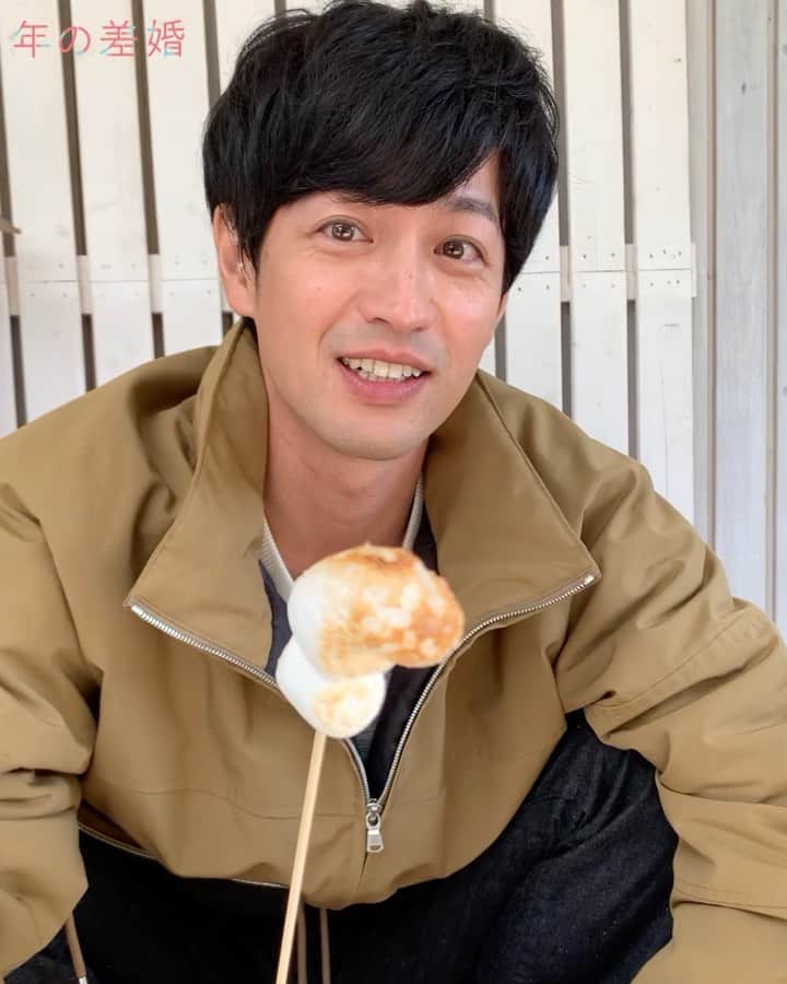 「年の差婚」ドラマイズム【公式】のインスタグラム：「. ／ #年の差婚 💗 6話はご覧いただけましたか❔🥺 ＼  バーベキューの合間で マシュマロをむしゃむしゃする 晴海さんを発見✨😍🤣 (⚠️感染予防をした上で撮影させてもらっております🙏)  和気あいあいな家族シーンが #ほっこりキュン な6話はコチラから❣️ https://tver.jp/corner/f0066183  #葵わかな #竹財輝之助 #松本若菜 #小野寺晃良 吉野北人 #河井青葉 #徳井優  #原因は自分にある。 #hankun  #ほっこりキュン #女装男子 #晴海キュン」
