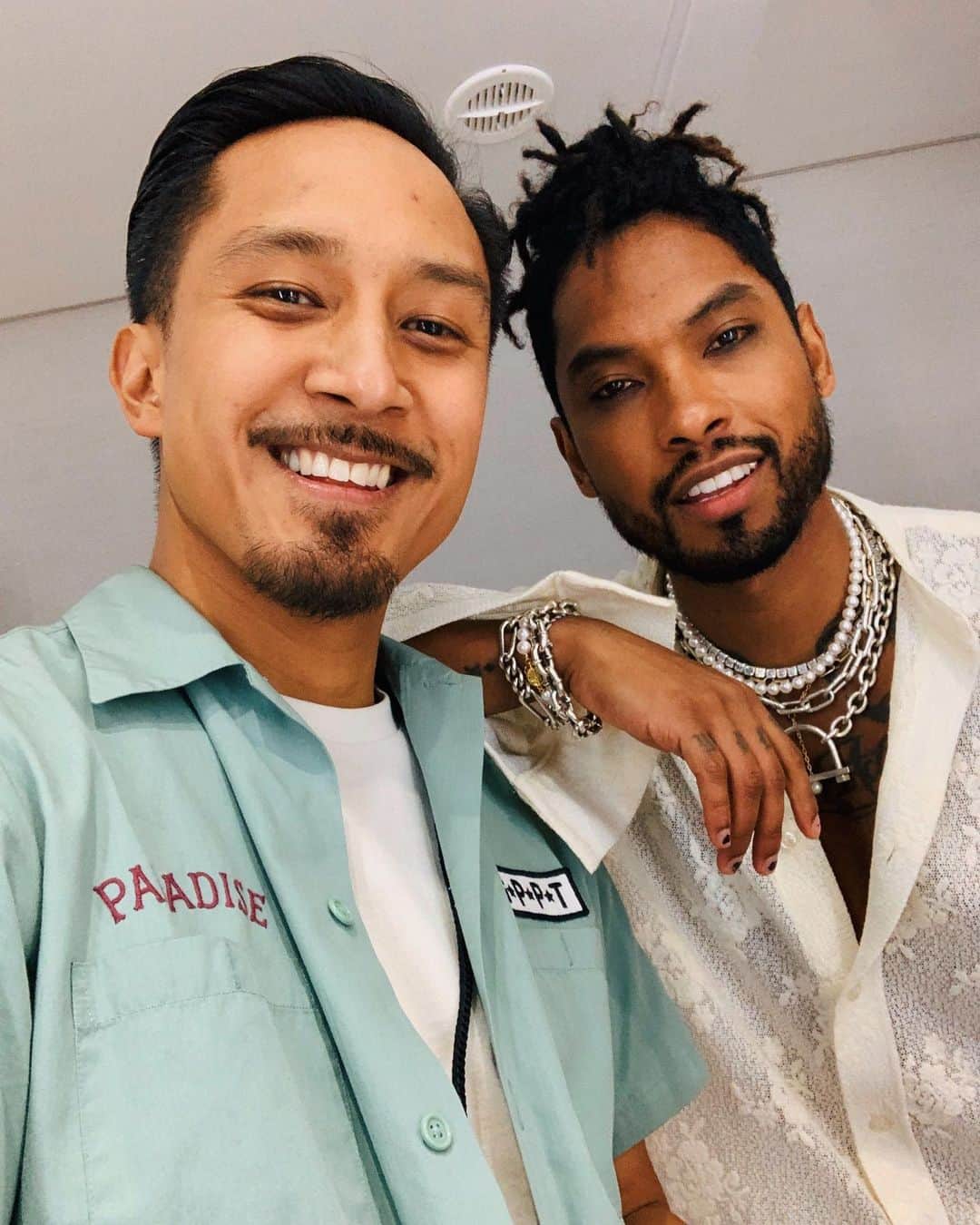 ショーン・エバリストのインスタグラム：「Can’t go tonight without sharing this big moment from last year on this day. An HONOR to have assisted @toogiesaurus and have the opportunity to work with one of my biggest inspirations @miguel 👑 (Those of you that follow my work, already know how big this will always be for me 👀)  Appreciate you both fam!! Unforgettable on so many levels, sending love to you both🙏🏽💜🕊  Seriously and honestly this was the best thing that happened to me in 2020, just saying. Everything else was sh*t! Lol 😂」