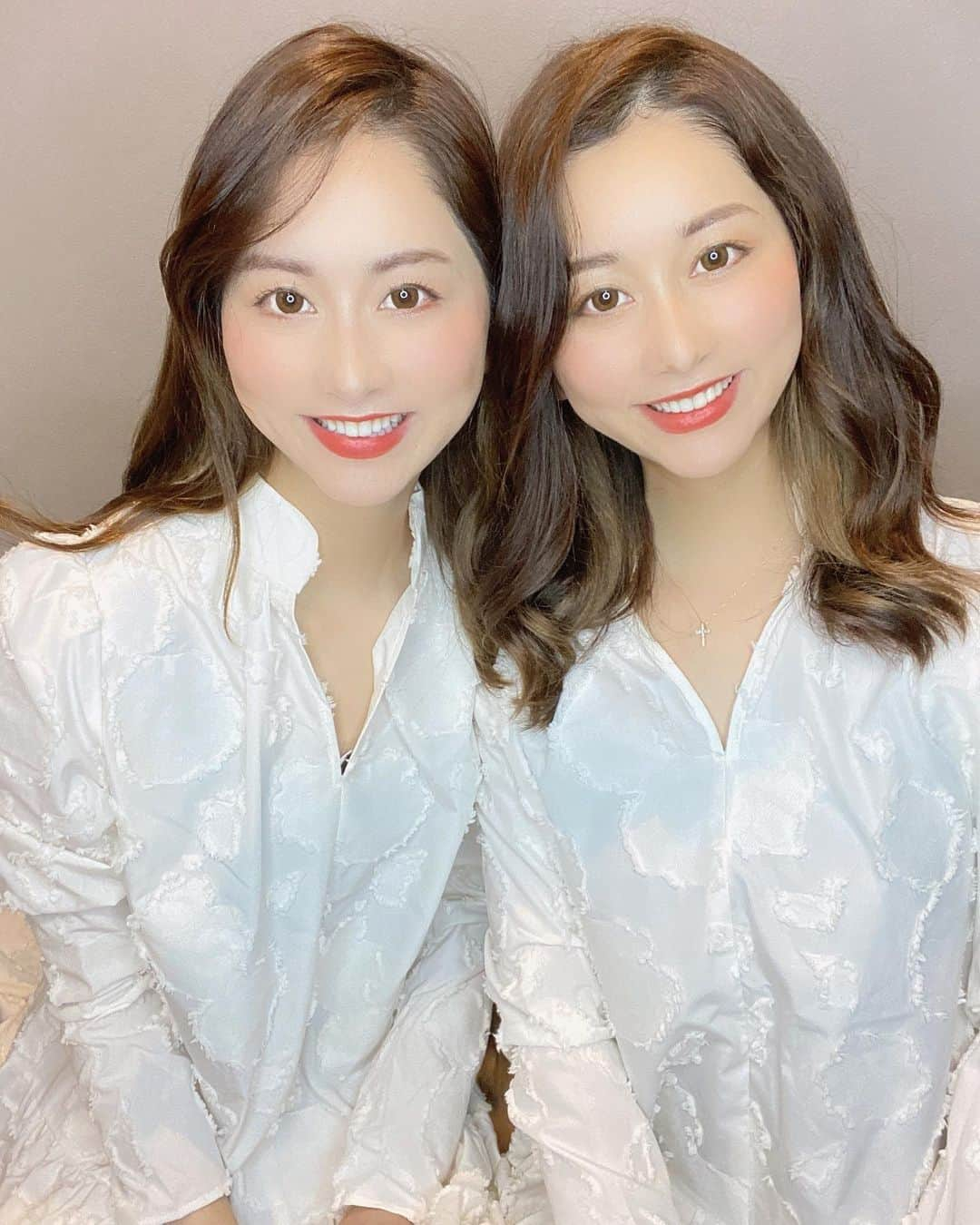 twinsりなりかさんのインスタグラム写真 - (twinsりなりかInstagram)「お揃いの服❤︎❤︎❤︎❤︎ #りなりか #双子 #twins  #白 #イエベ らしいです私達 最近知りました🥸」1月28日 15時06分 - rinarika__