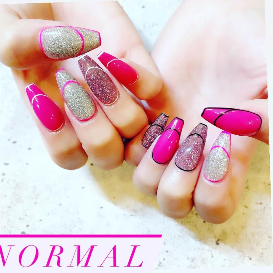 CHAKIのインスタグラム：「❤︎*。 . #newnail 💅💎✨ . 今回はフラッシュnail✨ ライトが当たると 物凄くキラキラに光るの🥺💓 . 可愛すぎてやっぱ @nail.shion しか勝たん😎 いつもお任せなのにありがとう💓 . . @nail.shion  @ana_sn31  . .  #パリオン #パーティーオン東京 #バーレスク東京 #バーレスクヤバイ #クラブ #boxdisco #roppongi #showdancer #gogodancer #ダンサー #モデル #かわいい #cute #sexy  #お尻 #パリピ #ギャル #zaiko #Japanesegirl #ハイトーン #パープルカラー #tiktok #follow #me #swag #インスタ映え #live配信 #エンタメ活動を止めない #newnail #flashnails」