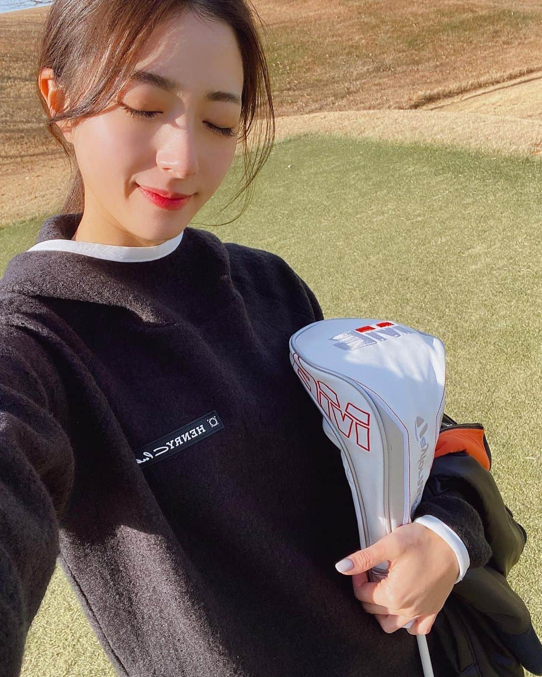 湯浅喬子のインスタグラム：「今更ですが、年末にゴルフにいったときの🏌️‍♀️  日焼け対策はいつもバッチリしてますが @zetithbeautyclinic_osaka で月に一回のメンテナンスで助けられてます。  ピコトーニングと水光注射で 乾燥もなくお肌のムラもなくなってる気がする🥺  あと変わったなと思うのは、 マツエクで毛をブラウン混ぜたこと👀 @teenkarbel のまつ毛は本当にナチュラル✨  #teenkerbel#ティンカーベル #zetithbeautyclinic#ゼティスビューティークリニック  #beautyspot」