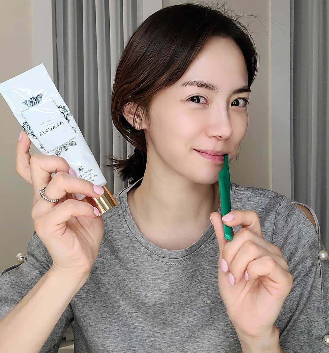 のインスタグラム：「👑KENT ROYAL Toothbrush & ALACRIS Premium Natural Toothpaste👑   두번째로 보여드리는 칫솔과 치약이에요💙  👑영국 프리미엄 브러시브랜드 켄트 로얄 칫솔 좀 자랑하자면요,    ✔누구나 안전하게 사용할수 있는 칫솔  ✔영국 왕실에서 최소 5년이상 사용하는 물건에 수여하는 마크 '로얄 워런트'를 인증받으며 9대에 걸쳐 보유하고 있는 브랜드 ✔옥수수 전분추출원료인 친환경 PLA칫솔대로 폐기시 100%생분해 되며 유해물질이 없어 아이들이 물고 빨아도 안전! ✔은성분의 천연향균효능이 구강내 세균번식 막아줌 👉칫솔질조차 힘들고 손목이 아프면 안되죠!! ✔칫솔질이 편한 인체공학적 그립설계 ✔칫솔헤드사이즈의 구분  ✔단단하면서 부드러운 초극세모가 자극✖치실도 필요없을 정도.  🔻프롬하나의 치약 추천🔻  🙊잇몸 마사지가 필요한사람/ 잇몸이 붓고 약한 아침에 👉프로소프트 (칫솔헤드가 커요~)  🙊치아사이에 이물질이 자주끼는사람/ 치간찌꺼기와 프러그가 쌓인 저녁이라면 👉프로프레쉬  💎아라크리스 프리미엄 내추럴 치약💎은 얼마나 좋으냐면요 !   ✔청담 SSG입점,신세계백화점 본점, 강남점, 인터넷면세점,롯데백화점 본점, 잠실점에 입점 ✔강남 프리미엄 산후조리원인 드라마산후조리원과 단독제휴,  산모들을 위해 사용중. ✔2018 한국소비자만족지수 1위(생활용품/치약부문)를 수상한 고급스러운 디자인에 ✔안전하고 건강한 치약!  😁6세 어린이부터 임산부, 성인남녀 모두사용가능 😁(저불소안심치약, 불소함유량 132ppm) 😁10가지 유해성분배제 😁안전한등급의 EWG원료 및 천연유래성분사용 😁신세계백화점 VIP선정 인기프리미엄명품치약 😁계면활성제가 들어있지않아 많이 헹굴필요X 😁세계 각 지역의 최상급 허브와 식물추출 😁양치 후 텁텁함이나 입마름 현상 없음  🔻두가지 라인을 소개할게요🔻  🌿가든티 파티(브라이트닝 케어) 카모마일과 레몬라임 추출물의 상큼하고 달콤한 향이 부드럽게 감도는 즐거운 상쾌함선사 🌿메도우 브리즈(잇몸 케어) 세이지&그린티 추출 천연유래성분의 상큼함이 페퍼민트와 더해져 입안에 오래도록 감도는 생기와 상쾌함 선사  🙋‍♂️어린이 추천 맛👉가든티 파티 (달콤하고 아주 순한 민트. 시판어린이치약보다 성분안전. 불소함량낮음)  오늘 부터 일요일까지 OPEN!! 🌟 프롬하나 홈페이지에서 3일간 최저가로 만나요💜  칫솔은 2~3개월마다 꼭 교체해주셔야하구요 칫솔 치약의 성분은 진짜 까다롭게 고르셔야한답니다♡ 아시죵?아시죵?  그럼,  욕실도 고급스럽게  내 입속도 고급스럽게  안전하고 건강하고 깨끗하게 관리해주세요😁  🤍오피셜계정 @fromhana111 🤍제품문의 kakao talk ID '프롬하나cs' 🤍구매는 상단프로필란의 파란색 링크주소인 프롬하나닷컴 클릭 ✔」