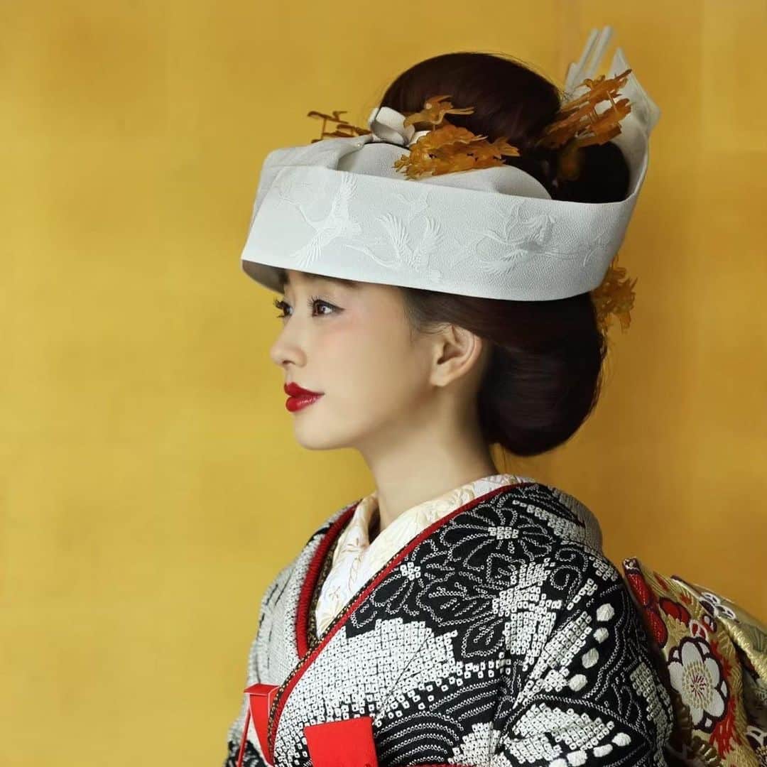 The KAMAKURA WEDDINGのインスタグラム：「日本では限られた職人さんの手でしかつくることのできない総絞りの希少な引振袖に身を包む。 自髪で結いあげた日本髪に、角隠しが凛とした花嫁の晴れ姿を際だたせている。」