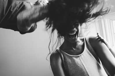 ゾーイ・サルダナさんのインスタグラム写真 - (ゾーイ・サルダナInstagram)「Life is too short to have boring hair 💇🏾‍♀️ #crazyhairdontcare #lifeisfullofbeauty  PC: @finnjk」1月28日 9時56分 - zoesaldana