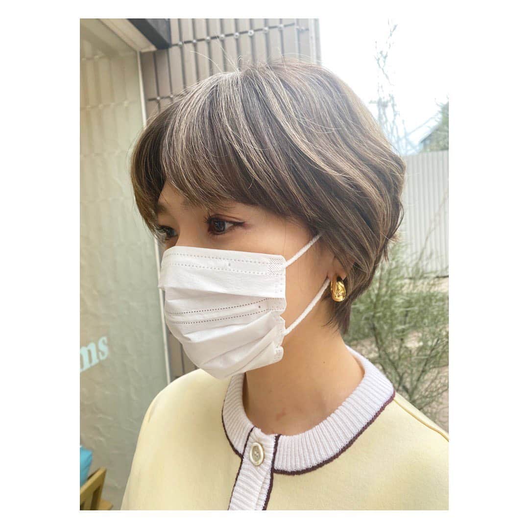 廣瀬規子のインスタグラム：「最近、髪型のご質問をしばしば頂きますので、、、 いつもカットして頂いてる @momoseyu_ さんに説明して頂きました〜😆🙈 ・ 最後に解説の動画があります🙌 ・ カラーは、カラーリスト界の巨匠　@harumiing さんです❤️ ・ 今回も大満足な仕上がりです✨✨ ・ いつもありがとうございます🙏 ・ #hairstyle #shorthair  #haircolor  #カキモトアームズ  #ヘアスタイル #ショートヘア」