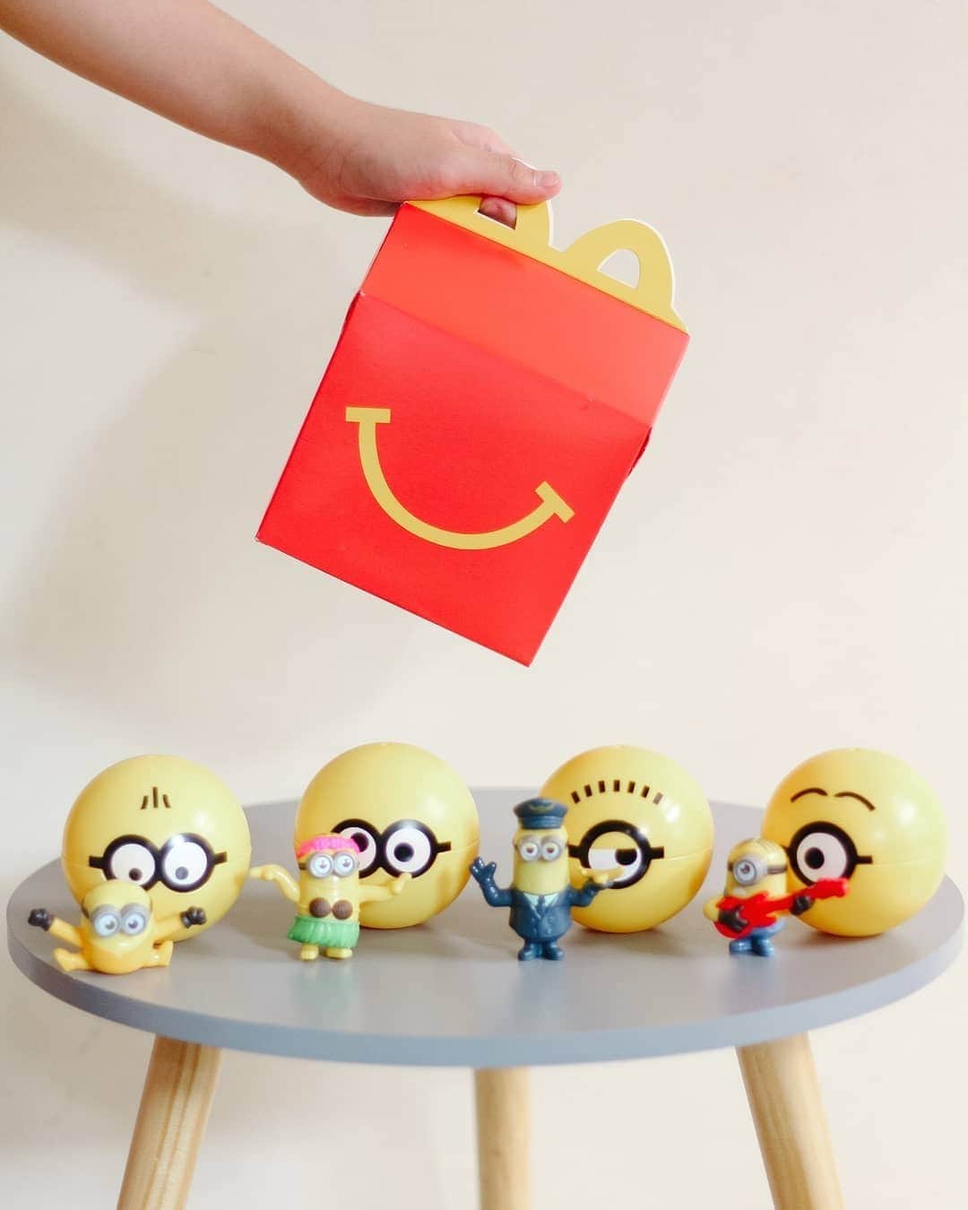 McDonald's Philippinesのインスタグラム：「Double tap if you’ve already gone BA-NA-NA-S collecting our new Minions Happy Meal! Buy a Happy Meal starting at P90 and get a surprise Minions toy inside. Today’s the last day to collect, so hurry!   Order now via McDonald’s Dine-In, Take Out, Drive-Thru, or Pick-Up. You can also order via the McDelivery PH App, website, or call 8888-6236 (NCR).   Photo by: @_theellabella_」