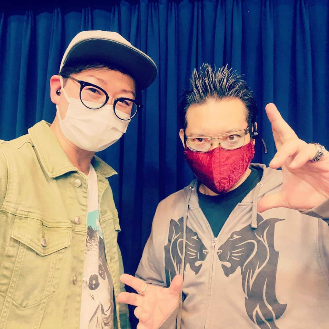 サイクロンZさんのインスタグラム写真 - (サイクロンZInstagram)「RYOTAさんは同い年だけどマジックでは先輩だから敬語なんだ^_^いつものポーズよりもこの崩れたポーズの方が拳法みたいで私は好きだ^_^私は今よくわからないことを言っている。  #プラネタリウムのふたご #永田崇人 #阿久津仁愛 #佐藤アツヒロ #前島亜美 #菊池修司 #サイクロンZ #冨森ジャスティン #齋藤桐人 #山﨑秀樹 #安田カナ #黒木夏海 #谷啓吾 #田鍋謙一郎 #壮 一帆 #春風ひとみ #大澄賢也 #松尾貴史 #ウォーリー木下 #トクマルシューゴ #realmagicianryota」1月28日 10時01分 - cyclonezzzz