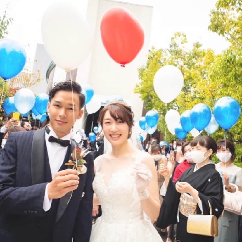 麗風つくばシーズンズテラスのインスタグラム：「. . お写真映えするバルーンリリース🎈❤︎ . 好きな色味を選ぶこともできるので、 爽やかなブルー×ホワイトでもいいですし 可愛くピンク×ホワイト またはビタミンカラーで明るい感じ などなどお好きな雰囲気にすることができます！ . 気になる方はお問い合わせください♩ . .  #麗風つくばシーズンズテラス  #茨城 #つくば #研究学園  #卒花嫁 #プレ花嫁 #関東花嫁  #全国のプレ花嫁さんと繋がりたい  #日本中の花嫁さんと繋がりたい  #ウェディングドレス #結婚式 #結婚式準備  #アフターセレモニー #バルーンリリース #自然 #演出 #wedding #weddingdress  #weddingphotography  #weddinghair #photos  #welcome #photography  #original #weddingparty  #instagood #instalike  #instagram  #dearswedding  #smile」