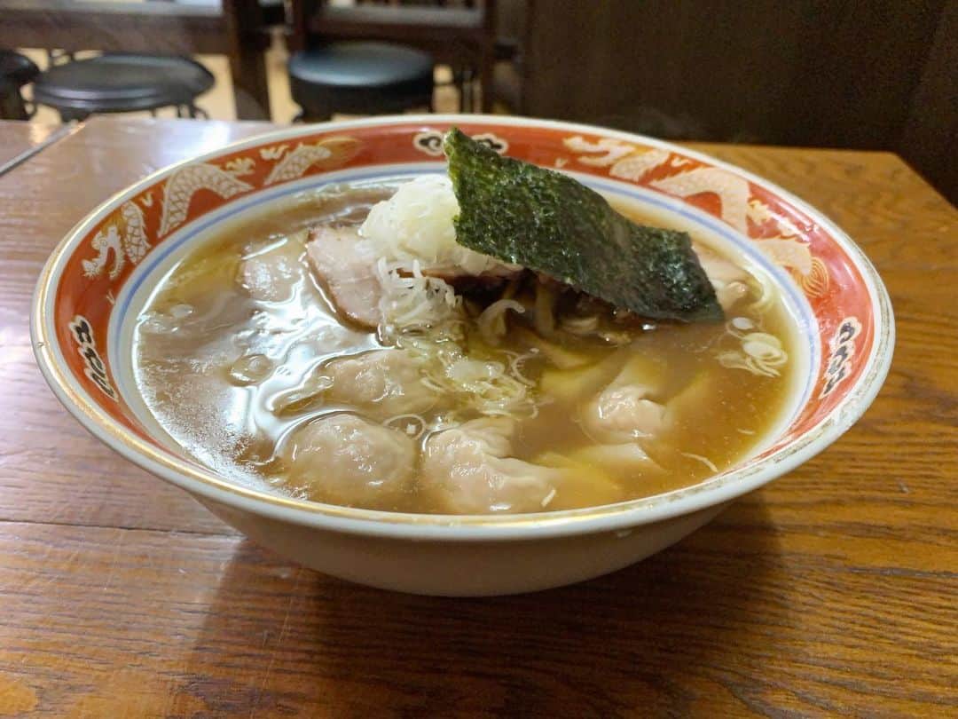 SUSURUさんのインスタグラム写真 - (SUSURUInstagram)「目黒の老舗ワンタンメン！ 滋味深い味わいのスープにツルモチ中細麺を合わせたシンプルな美味しさの一杯です🍥 餡がギュッと詰まったワンタンも最高でした。 #susuru_tv #1782日目 #かづ屋 #目黒 #東京 #チャーシューワンタンメン #うまい  #ラーメン #らーめん #ramen #ラーメン部 #ramennoodles #毎日ラーメン生活 #麺スタグラム #japaneseramen #japanramen #foodstagram #foodie #noodles #instanoodle #instaramen #instafood #susururecommended #目黒ラーメン #東京ラーメン #ワンタンメン」1月28日 10時21分 - susuru_tv
