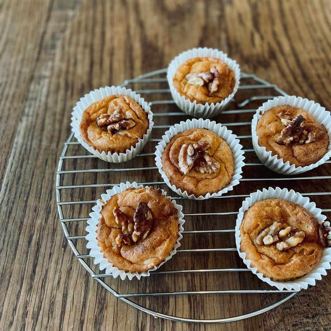 黛英里佳さんのインスタグラム写真 - (黛英里佳Instagram)「﻿ 久しぶりにお菓子作り。﻿ ﻿ 熊本の友人に、水切りヨーグルトで作る粉を使わないヘルシーなお菓子を教えてもらったのですが、少しアレンジして作ってみました😊﻿ ﻿ 私は豆乳ヨーグルト1パックを水切りして﻿ 米粉とベーキングパウダーも少し入れて﻿ 自家製甘酒ときび砂糖とココナッツオイルと卵とレモン汁でマフィン型で焼いてみました。﻿ 上に乗ってるのはくるみです。﻿ ﻿ やっぱりあんまり膨らまないけど冷やして食べたらさっぱりしたチーズケーキみたいになりました。﻿ ﻿ もう少し甘みも欲しいし、色々と改良が必要です😂﻿ ﻿ でも自分で配合考えて作ったの初めてだったから楽しかったー☺️💕﻿ ﻿ #豆乳ヨーグルトケーキ#水切りヨーグルトケーキ#甘酒スイーツ#体に優しいおやつ﻿」1月28日 10時18分 - erikamayuzumi_official