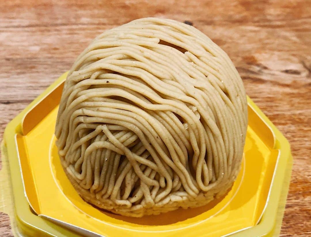 のインスタグラム：「・  小布施堂の大人気商品『朱雀モンブラン』です  御覧になってわかりますか？  大きさが大谷翔平選手の拳くらいあるんですよ (見たことないけど)  この商品の良い点は、食べている途中で散りばめられたカシスが口の中をリフレッシュさせてくれるところであります  #モンブラン #朱雀モンブラン #小布施堂   #春風亭小朝」