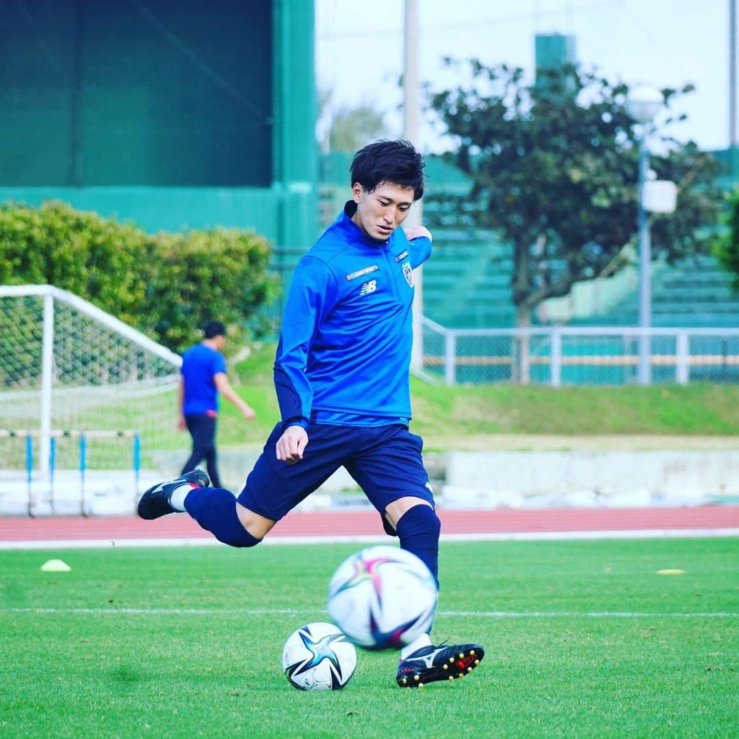 FC東京オフィシャルグッズさんのインスタグラム写真 - (FC東京オフィシャルグッズInstagram)「🔵🔴 #2021沖縄camp #広報camera 📸  ナイスタイミングで撮れた #中村帆高 選手のツインシュートの瞬間!!!!!😳😳😳  @fctokyoofficial  #FC東京 #fctokyo #沖縄キャンプ #okinawa #camp #tokyo」1月28日 10時39分 - fctokyoofficial