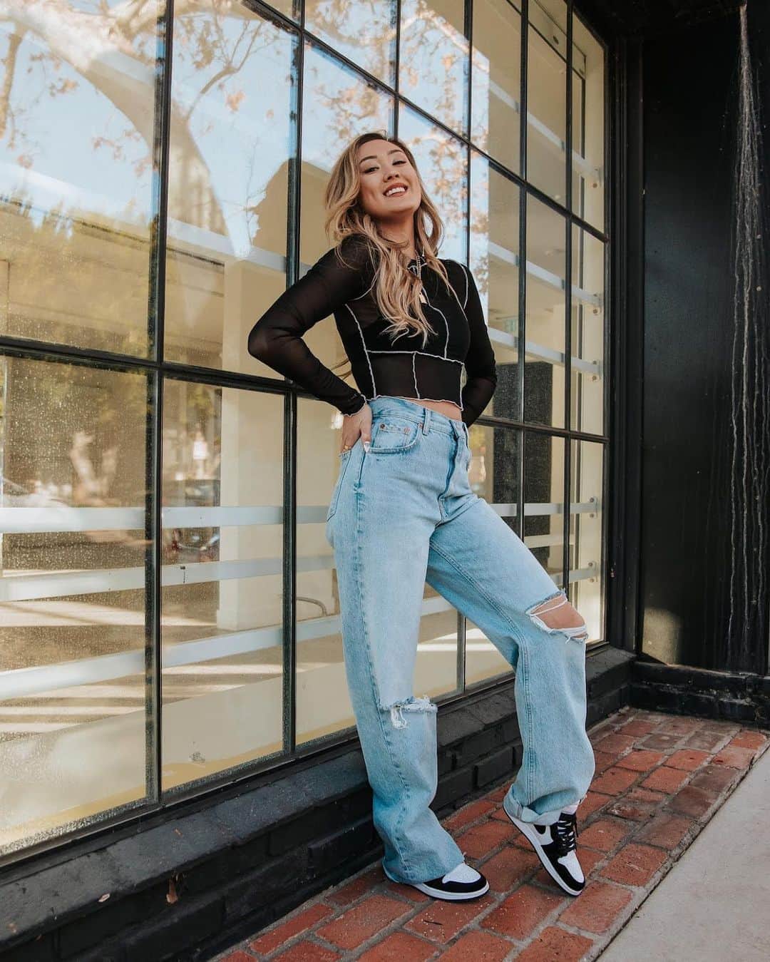 Lauren Riihimakiのインスタグラム：「I don’t look or feel like these pics whatsoever and just want to reach out to anyone struggling with mental health today. I’ve spent the last 3 days rotating through spiraling anxiety, tears of frustration and depressive thoughts. It’s really fucking hard and I just want you to know that you’re not alone.  I feel like a day hasn’t gone by recently where my anxiety hasn’t caused a major intrusion to my day or I’ve been incapable of doing what feels like the most simple tasks. Accepting mental health as a lifelong journey is something I came to terms with a long time ago, but it doesn’t take the pain and frustration out of the low moments.   I’m so lucky to have an incredible support system in trying times, but I know not everyone has that luxury. Sending you so much love and hopefully comfort, in knowing that I’m right here with you in this daily fight. Please, please reach out to a friend, loved one or hotline if you’re need.」