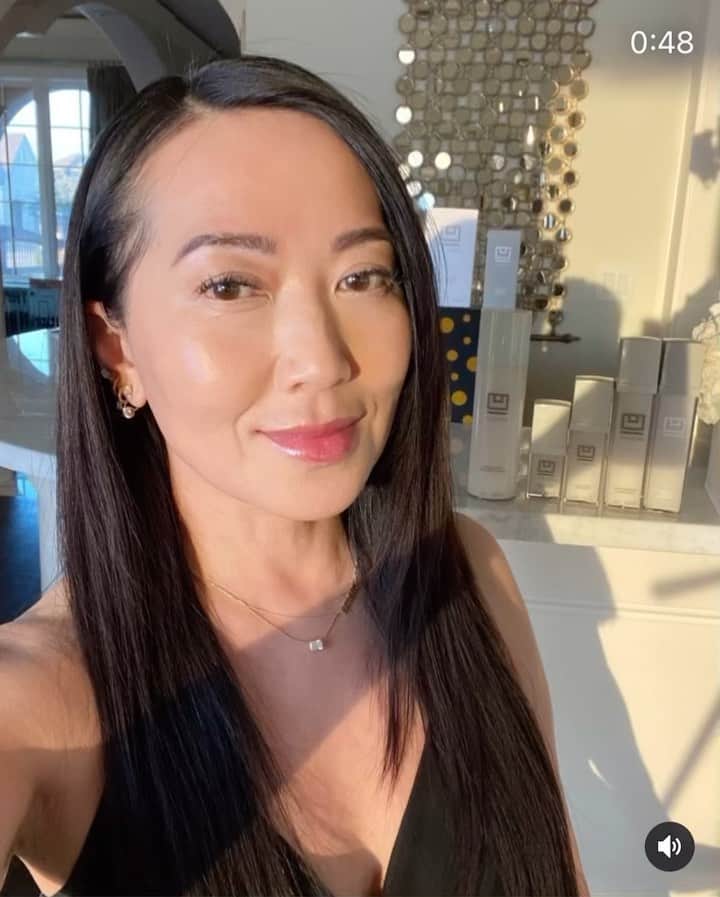 ボビー・ブラウンのインスタグラム：「Look at this epic makeup trick @bagsnob taught me today. Even a makeup artist can learn. Love the versatility of the @jonesroadbeauty Face Pencils — so cool seeing you learn to use them and work them into your routine. And if you don’t know @bagsnob’s amazing skincare brand @ubeauty... check it out. She has something genius launching on Monday, which might be a lotion that can help tighten your arms.」