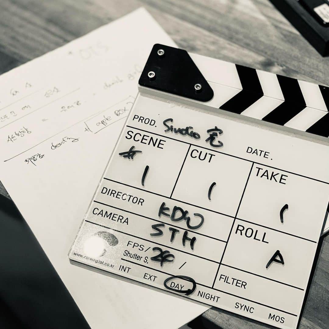 キム・ドンワンのインスタグラム：「⠀ 뭐지 이 부담감은... #팬데믹 #개인작업 #사실난series」