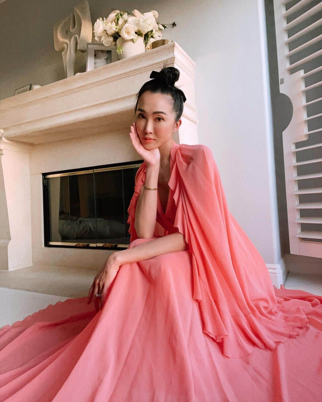 クリッセル・リムさんのインスタグラム写真 - (クリッセル・リムInstagram)「How I do couture week at home ❤️ nothing makes you feel more like a queen than sitting at home in a @giambattistavalliparis gown. And OMGGGG swipe to see some of my face looks from their recent Haute Couture collection. MORE IS MORE 👑 #giambattistavalli #pfw #couture」1月28日 10時37分 - chrisellelim