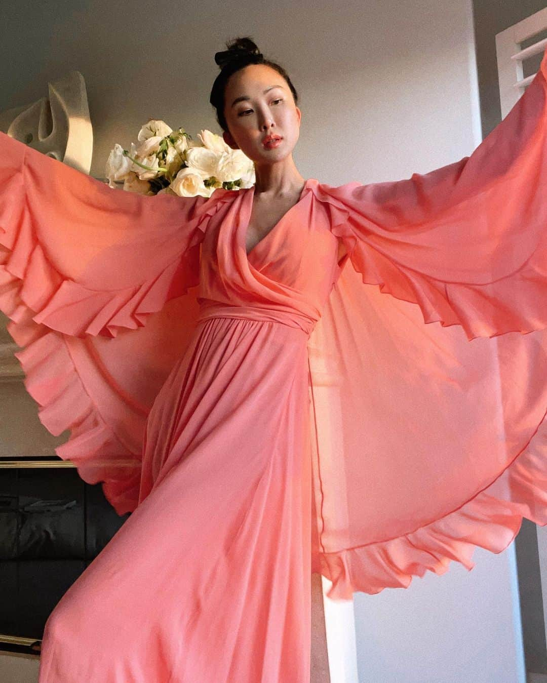 クリッセル・リムさんのインスタグラム写真 - (クリッセル・リムInstagram)「How I do couture week at home ❤️ nothing makes you feel more like a queen than sitting at home in a @giambattistavalliparis gown. And OMGGGG swipe to see some of my face looks from their recent Haute Couture collection. MORE IS MORE 👑 #giambattistavalli #pfw #couture」1月28日 10時37分 - chrisellelim