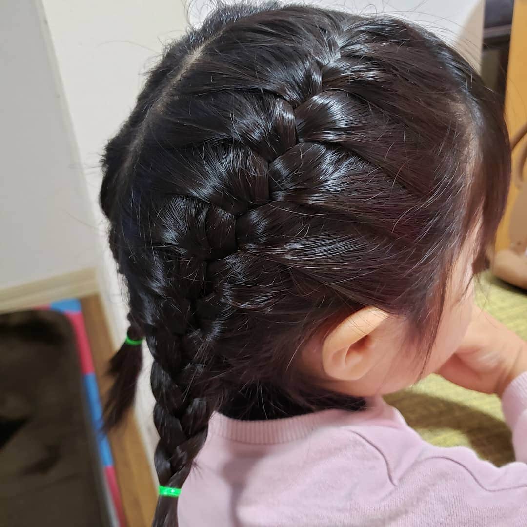 のインスタグラム：「やっと髪の毛を結ばせてくれるようになった娘ちゃん🤗 でも多毛で直毛なのでこれしか上手く出来ない🤗 今年は七五三もあるし髪結ぶの慣らしてこ〜🤗 #2歳児 #編み込み #もうすぐ3歳 #アナ雪 効果は抜群だ。」