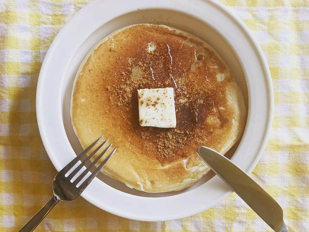 篠原理沙のインスタグラム：「豆乳で作った卵なしの米粉パンケーキ🥞 バターとシナモンとハチミツをかけて、 ヘルシーなパンケーキを作ってみたよ🍴  毎日の食べ物で、身体は作られるので🍀 三食きっちり食べて、 健康的で且つ、エネルギーもつく食事を考えています🍚  今日は炊飯器を使った #無水鍋 に挑戦🧡  簡単で栄養満点メニューだからとっっても楽しみ☺️✌️」