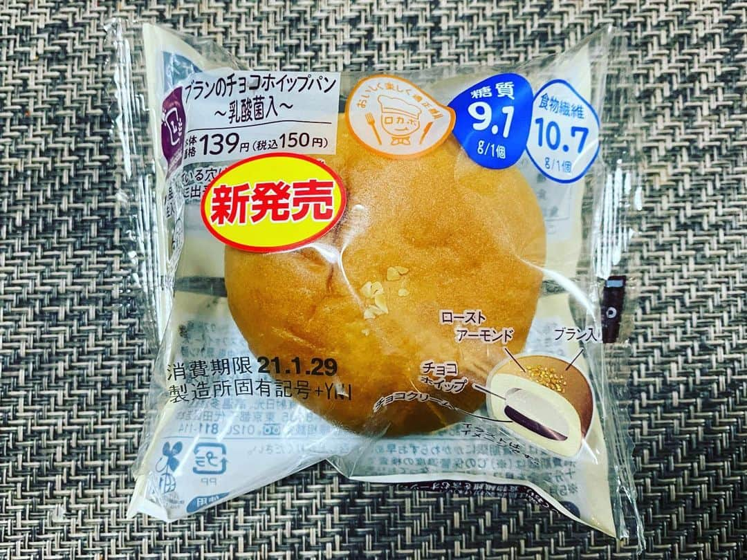 宮川杏奈さんのインスタグラム写真 - (宮川杏奈Instagram)「#パーソナルトレーナーの食事 #低糖質トレーナー #産後ダイエット . ナチュラルローソンから新商品🥐 低糖質なのに『チョコ』とか『ホイップ』とか 素敵すぎると思いません🤤💕 . しっかり甘くて満足感あり🙆🏻‍♀️ 是非お試しあれ🌈🌈🌈 .  #パーソナルトレーナー #筋肉女子 #トレーニング女子 #ケトジェニックライフ #ケトジェニックダイエット #ボディメイク #フィットネス #ダイエット #トレーニング #ワークアウト #低糖質高タンパク #低糖質ダイエット #低糖質 #ローカーボ #ロカボ食品 #ロカボ #低糖質ごはん #糖質オフ #パーソナルトレーナーの生活 #トレーニングジム #パーソナルトレーニング #プライベートジム #パーソナルトレーニングジム #おうちごはん #お家ごはん」1月28日 11時05分 - an1221na