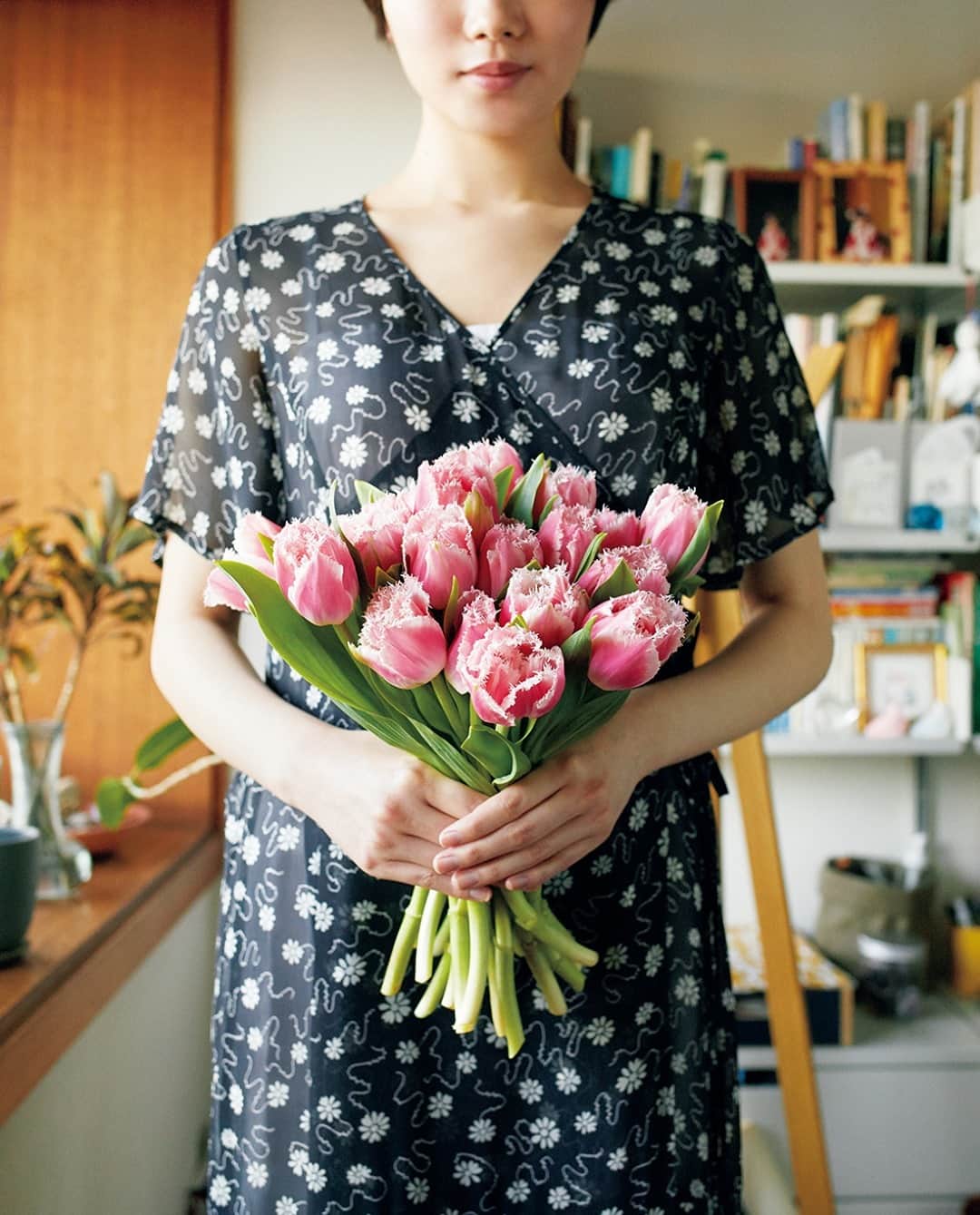 のインスタグラム：「最新号「くつろげる部屋に、整える」発売中です。 毎号はじまりは花のページから。『ル・ベスべ』の木津谷優子さん（@levesuve1997）が選んでくれた「今月の花」は、チューリップの「クイーンズランド」。（→p.7） fashion direction : Mitsuru Kurosawa  photo : Masahiro Yamamoto  hair & make-up : Rumi Hirose flower arrangement : Yuko Kitsuya (Le Vésuve)  #andpremium #アンドプレミアム #くつろげる部屋に整える #cozyrooms #levesuve #bouquet #花束 #フラワーアレンジメント #クイーンズランド #チューリップ」