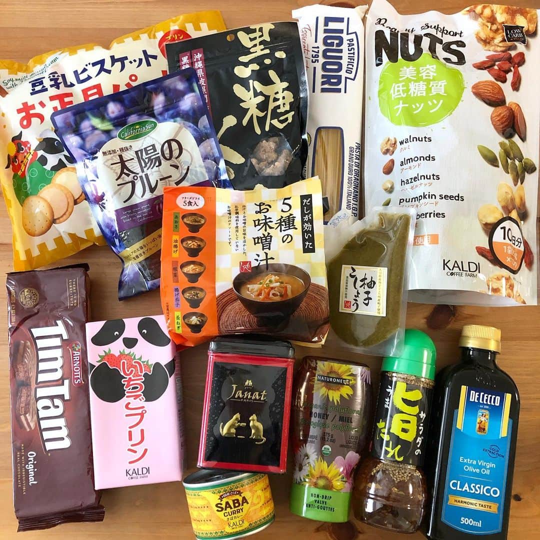 馬渕史香のインスタグラム：「今さらだけど、福袋  KALDIの食品福袋 当選して買えた✨  袋にぎっしりずっしり入ってました  写真のにプラスでマイルドカルディのドリップコーヒーが入ってたけど、すぐに開封されたね🤓☕️笑笑  普段買ってるものと、買ったことないものがいいバランスで入っててうれしいー  そして、手ぬぐいエコバッグがかわいい！ 牛柄です🐄  #KALDI #KALDI福袋 #あしざわ家」
