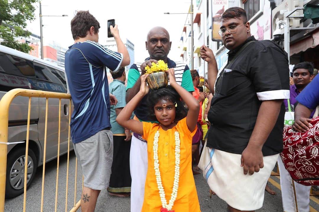 リー・シェンロンのインスタグラム：「Today is the holy festival of Thaipusam, which honours Lord Thendayuthapani, also known as Lord Muruga, the God of valour and youth. ⠀ ⠀ In more normal times, devotees would carry paal kudam (milk pot) and kavadis in a colourful procession of thanksgiving. This year, due to the pandemic, there will be no foot procession, but registered devotees can fulfill their vows by offering paal kudam at Sri Thendayuthapani Temple. ⠀ ⠀ I wish all devotees a blessed Thaipusam. It may be a muted festival with controlled crowd numbers, but I hope you can still show your devotion in your own ways. – LHL⠀ ⠀ (A young devotee carrying a Paal Kudam during Thaipusam in February 2020. / MCI Photo by Betty Chua)」