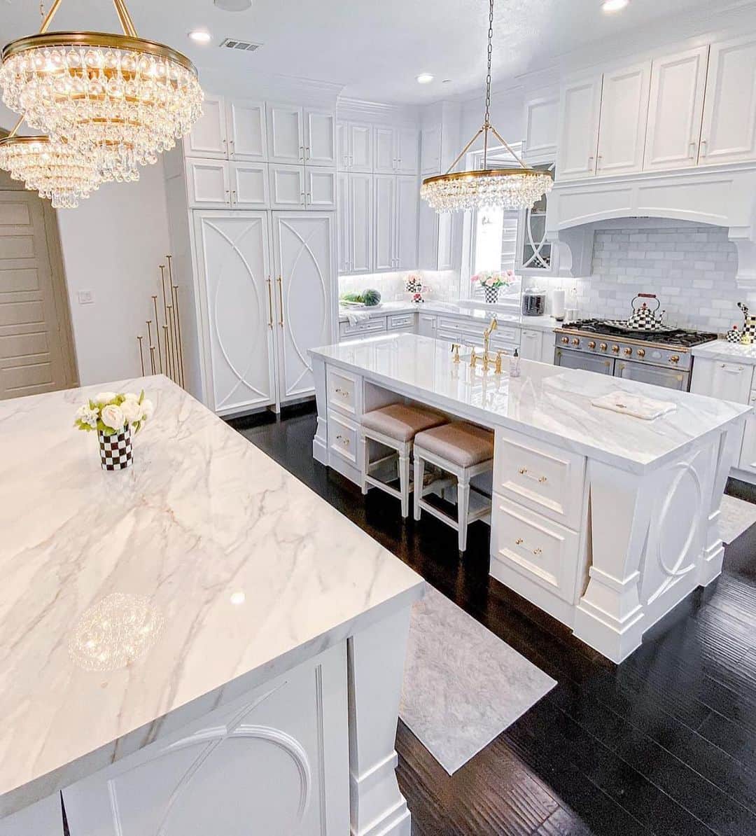 さんのインスタグラム写真 - (Instagram)「Loving the contrast of the dark floors and white cabinets! @kikilaruehome」1月28日 11時11分 - inspire_me_home_decor