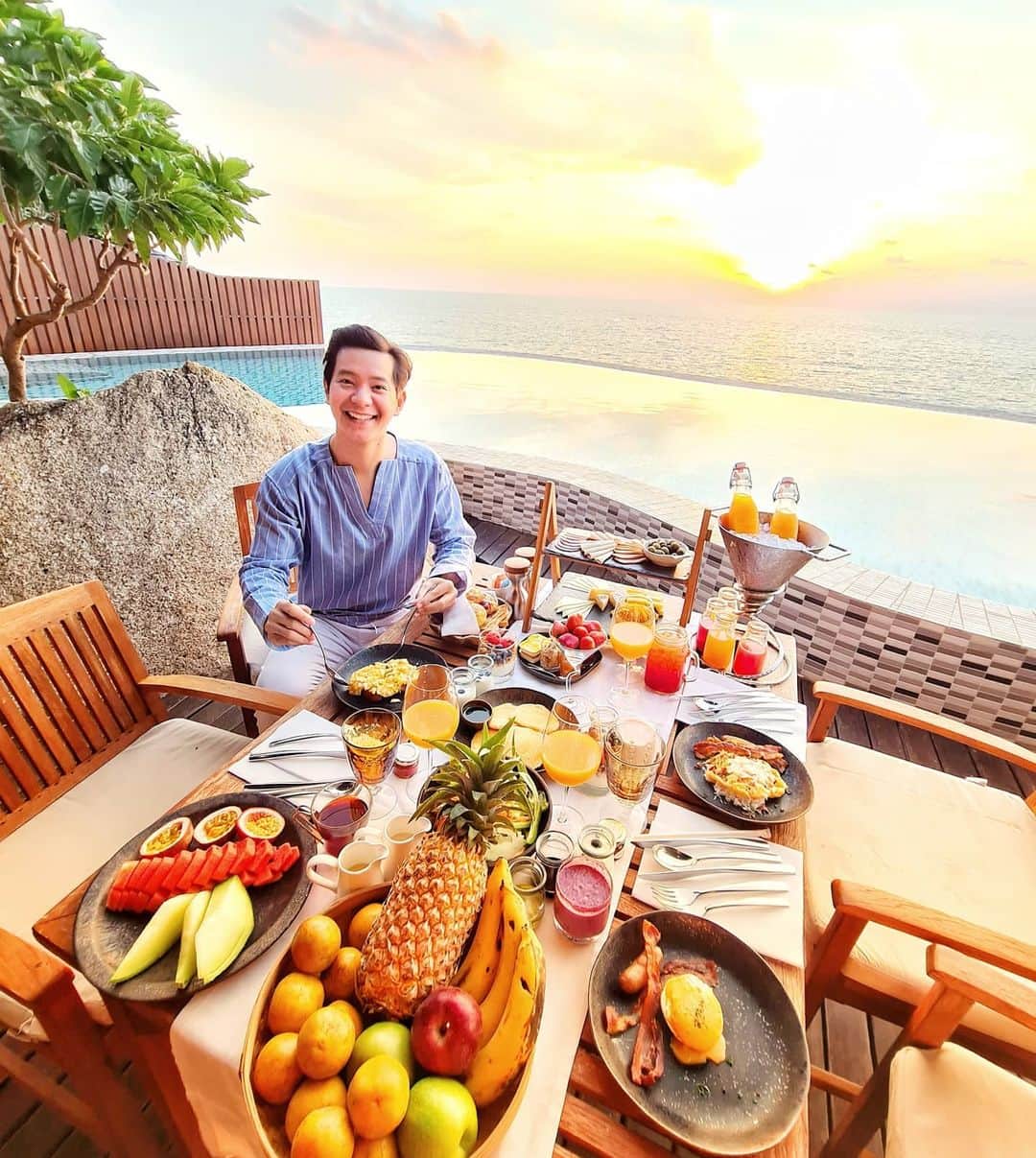 アイス・サランユーのインスタグラム：「Quality Morning 🌞 Quality breakfast 🍔🍕🍓🍉🍊 @silavadeeresort  #silavadee  #silavadeepoolsparesort」