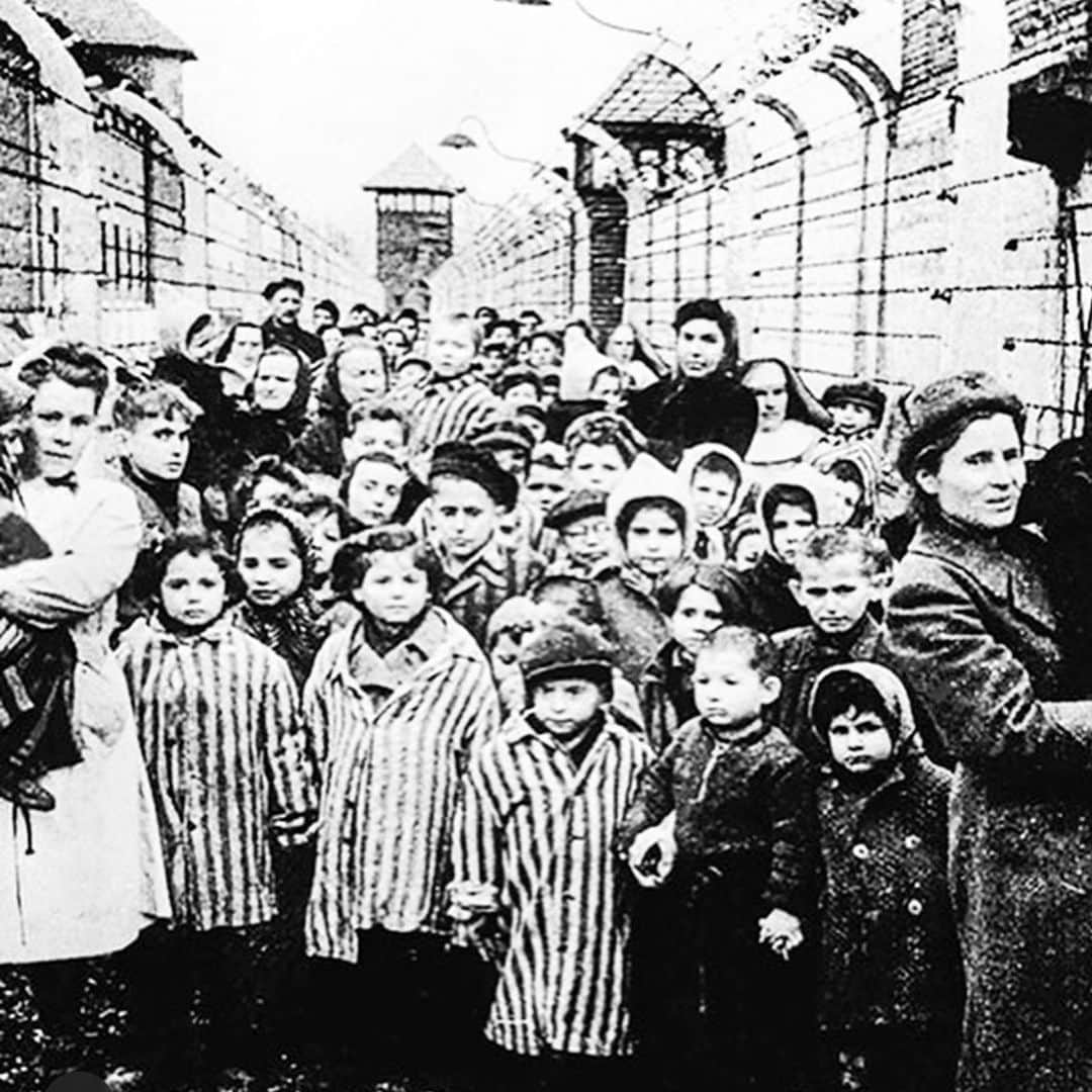 サーシャ・コーエンのインスタグラム：「Today is Holocaust Remembrance Day. These unimaginable atrocities killed an estimated 6 million Jews and happened less than a hundred years ago. It was an unthinkable possibility to those who lived through it in the same way that it is an unthinkable possibility to our current generation. And yet it happened.... Please remember. Please teach the next generation.  #neverforget #holocaustremembranceday」