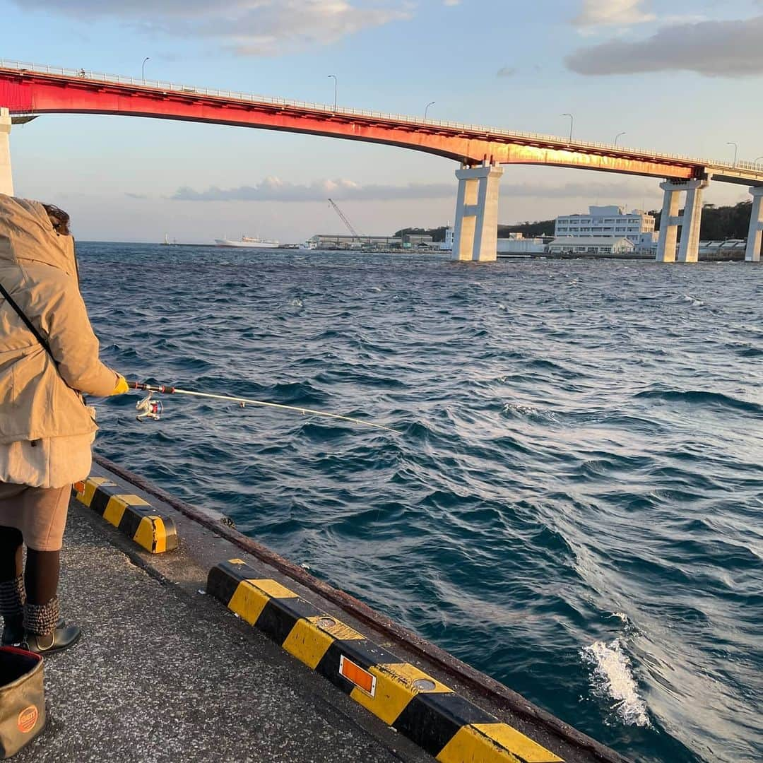 岸田彩加さんのインスタグラム写真 - (岸田彩加Instagram)「また釣り🐟 緊急事態宣言前に行った思い出。 ・ 大きいカワハギを釣りました！！ものすごく美味しかった🥺 釣りの良いところはのんびり座りながらぼーっとできるところ。半分以上寝てました。最高。 ・ 寒さに弱いので、コートなど着まくったら完全に雪だるま⛄ 前回の釣りのときに仲良くなったおじさんとまた一緒に✨皆に話したら、そんな旅番組みたいなことあるって言われるんですが、あるんです。 ・ ドーナツを真剣に選ぶ写真も載せておきます🍩(写真狙ったのではなく、本気で選んでます) 早くまたいけるようになると良いな🎣 ・ #釣り #fishing #海釣り #カワハギ #釣りガール #ドライブ #三浦 #神奈川県 #アナウンサー #フリーアナウンサー」1月28日 11時16分 - kishida_ayaka1122