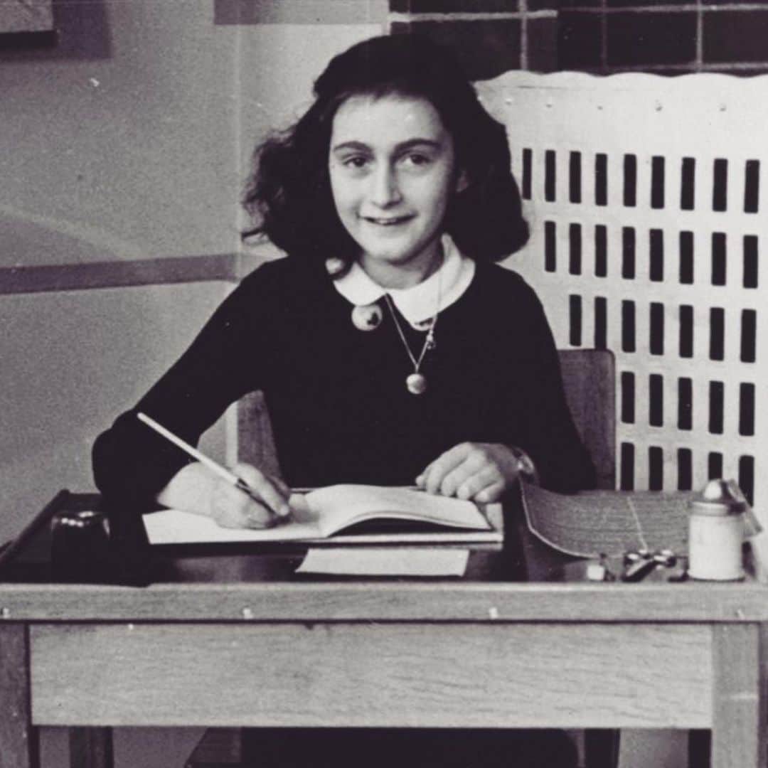 ソフィア・ブッシュさんのインスタグラム写真 - (ソフィア・ブッシュInstagram)「A friend of mine shared these photos of Anne Frank today, as it is Holocaust Remembrance Day. Her little face, bubbling with curiosity and laughter and excitement, always gives me the chills. But what made my stomach turn today were my friend’s words. She remarked that Anne, like her own precious daughter, was doing all of the giggly things that children do, until “well intentioned” people did nothing. The slaughter of six million souls in the camps, not even 100 years ago, happened because too many people didn’t want to have real talk. Didn’t want to confront toxic nationalism, fascism, and hatred for profit and power. Too many people were all too happy to have a scapegoat, rather than examine the real roots of suffering. Too many people got high off of hatred and its false promise of belonging. Hatred traffics in the idea that you’ll be let into an exclusive club of some kind. But what it does, is feed on you like a parasite while those in toxic power are walled off from their minions, who they view solely as supply. It was true then. It cost us the Anne’s. It is true now. It’s costing lives, still. Anti-Semitism is alive and growing, like a cancer. Racism too. They are poisoned fruits from the same toxic tree. Supremacy. Nationalism. Which masquerades as patriotism but is its murderous, parasitic cousin. It wears Tshirts about how mass killings “weren’t enough” into treasonous raids on our nation’s Capitol. It is NOT proud. It is evil. We have to uproot the tree. We have to wake up. If we do not learn from our mistakes we are doomed to repeat them. If we refuse to look at, and own and honor the past, we will assume it can’t happen here. Our ancestors have lessons to teach us. One such ancestor is at the end of this slide. Dr. Edith Eger. Holocaust survivor, psychologist, icon. Listen to her words today, if you’re able. Or read Anne’s diary entries. Take yourself back to put yourselves in their shoes. They’re full of lessons. Are we listening?? #holocaustremembranceday」1月28日 11時18分 - sophiabush