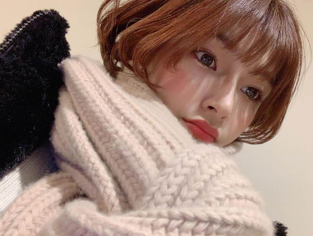 藤井マリーさんのインスタグラム写真 - (藤井マリーInstagram)「もふり . . .  #winterfashion #ナチュラルメイク #マフラー   定期プロフィール🥀  #くびれ 55cm #おしり 1m #砂時計くびれ  #レースクイーン #グラビアアイドル #タレント #むっちりボディ #mixgirl #japanese  #japanesegirl #ショートカット #骨格ストレート #トレーニング女子 元 #美容部員 #茶髪ショート #日焼け肌」1月28日 11時18分 - fujimary_6