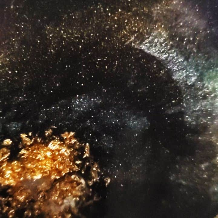 鈴木みほのインスタグラム：「I made a gift, a set of universe inspired coasters and a plate.🌌🛸✨ 宇宙をイメージしたコースターとプレートをつくりました。 思ったより色が混ざりあってぼやけたけど、これも味かな。贈り物に。 気に入ってもらえるといいな。 .    .  .  #epoxyresin #universe #space #nontoxic #resinart #resincoasters #resinplate #gift #stars #cosmos #宇宙 #コースター #コースター手作り #手作り #ギフト #贈り物 #エポキシ #エポキシレジン #クリスタルレジン  #レジンartesian」