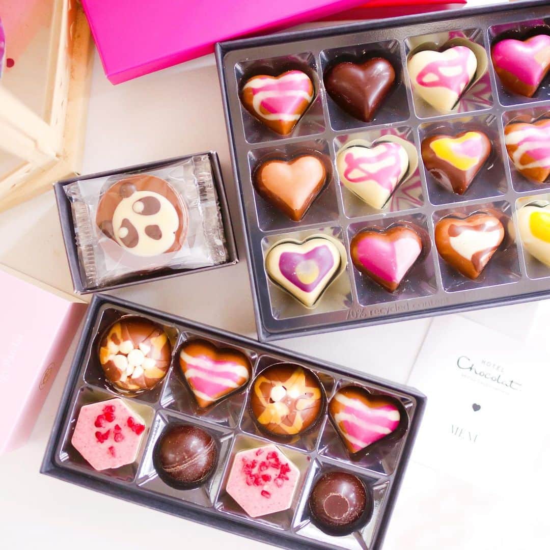 amiさんのインスタグラム写真 - (amiInstagram)「． Favorite Valentine chocolate  ． 自分へのバレンタインにホテルショコラ @hotelchocolatjp さんの バレンタインチョコレートをお取り寄せ🍫  お砂糖よりもカカオの方を多く使用している ので濃厚で美味しいんです💓  ． イギリスで120店舗展開している チョコレートブランドなので、今回は こちらを選んでみましたよ♡  現在3,500円以上買うと、ラズベリース ラブチョコレートをプレゼントする キャンペーンもやってたよ❤️ チェックしてみてね♡  ． #sponsored#castme#バレンタイン#valentine#チョコレート#chocolate#ショコラ#ホテルショコラ#hotelchocolat#バレンタイン2021#バレンタインコレクション2021#チョコレートがある暮らし#チョコ好きな人と繋がりたい」1月28日 11時20分 - amikuma1219