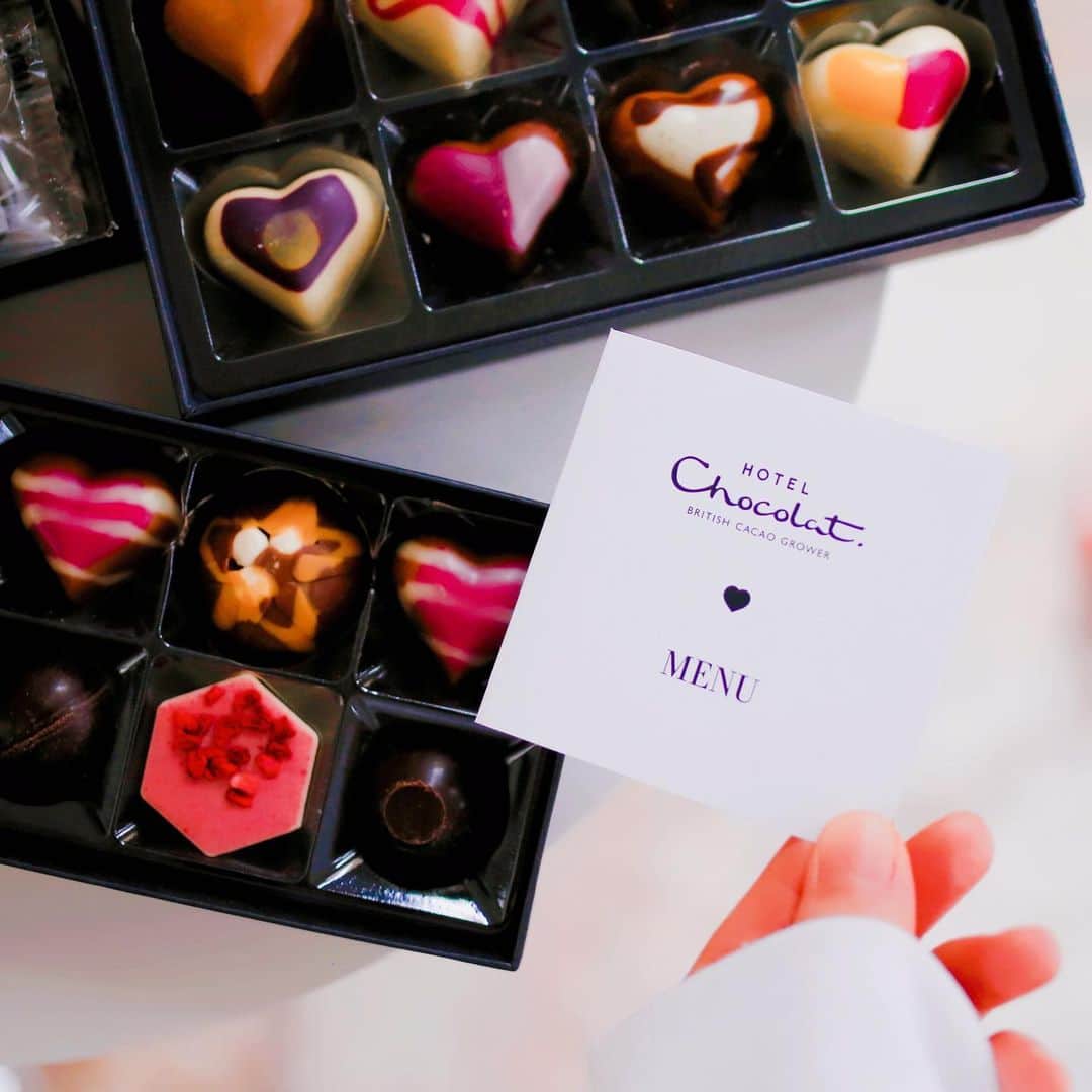 amiさんのインスタグラム写真 - (amiInstagram)「． Favorite Valentine chocolate  ． 自分へのバレンタインにホテルショコラ @hotelchocolatjp さんの バレンタインチョコレートをお取り寄せ🍫  お砂糖よりもカカオの方を多く使用している ので濃厚で美味しいんです💓  ． イギリスで120店舗展開している チョコレートブランドなので、今回は こちらを選んでみましたよ♡  現在3,500円以上買うと、ラズベリース ラブチョコレートをプレゼントする キャンペーンもやってたよ❤️ チェックしてみてね♡  ． #sponsored#castme#バレンタイン#valentine#チョコレート#chocolate#ショコラ#ホテルショコラ#hotelchocolat#バレンタイン2021#バレンタインコレクション2021#チョコレートがある暮らし#チョコ好きな人と繋がりたい」1月28日 11時20分 - amikuma1219