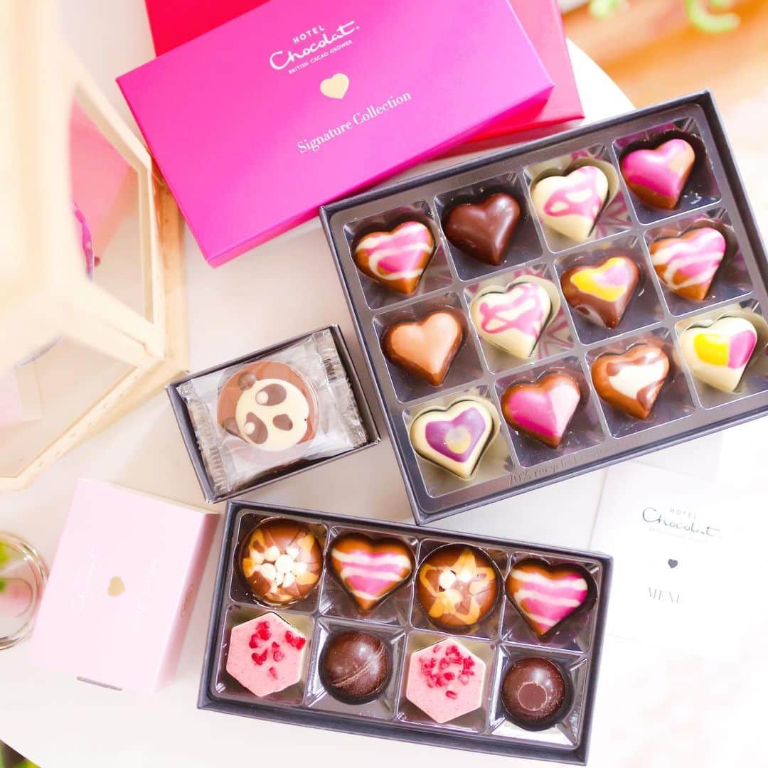 のインスタグラム：「． Favorite Valentine chocolate  ． 自分へのバレンタインにホテルショコラ @hotelchocolatjp さんの バレンタインチョコレートをお取り寄せ🍫  お砂糖よりもカカオの方を多く使用している ので濃厚で美味しいんです💓  ． イギリスで120店舗展開している チョコレートブランドなので、今回は こちらを選んでみましたよ♡  現在3,500円以上買うと、ラズベリース ラブチョコレートをプレゼントする キャンペーンもやってたよ❤️ チェックしてみてね♡  ． #sponsored#castme#バレンタイン#valentine#チョコレート#chocolate#ショコラ#ホテルショコラ#hotelchocolat#バレンタイン2021#バレンタインコレクション2021#チョコレートがある暮らし#チョコ好きな人と繋がりたい」