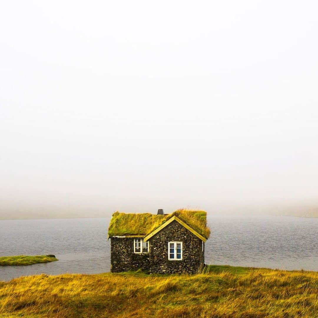 クリス・バーカードさんのインスタグラム写真 - (クリス・バーカードInstagram)「Icelandic sheep shack, Faroese Turf house or Alaskan A-frame?」1月28日 11時32分 - chrisburkard
