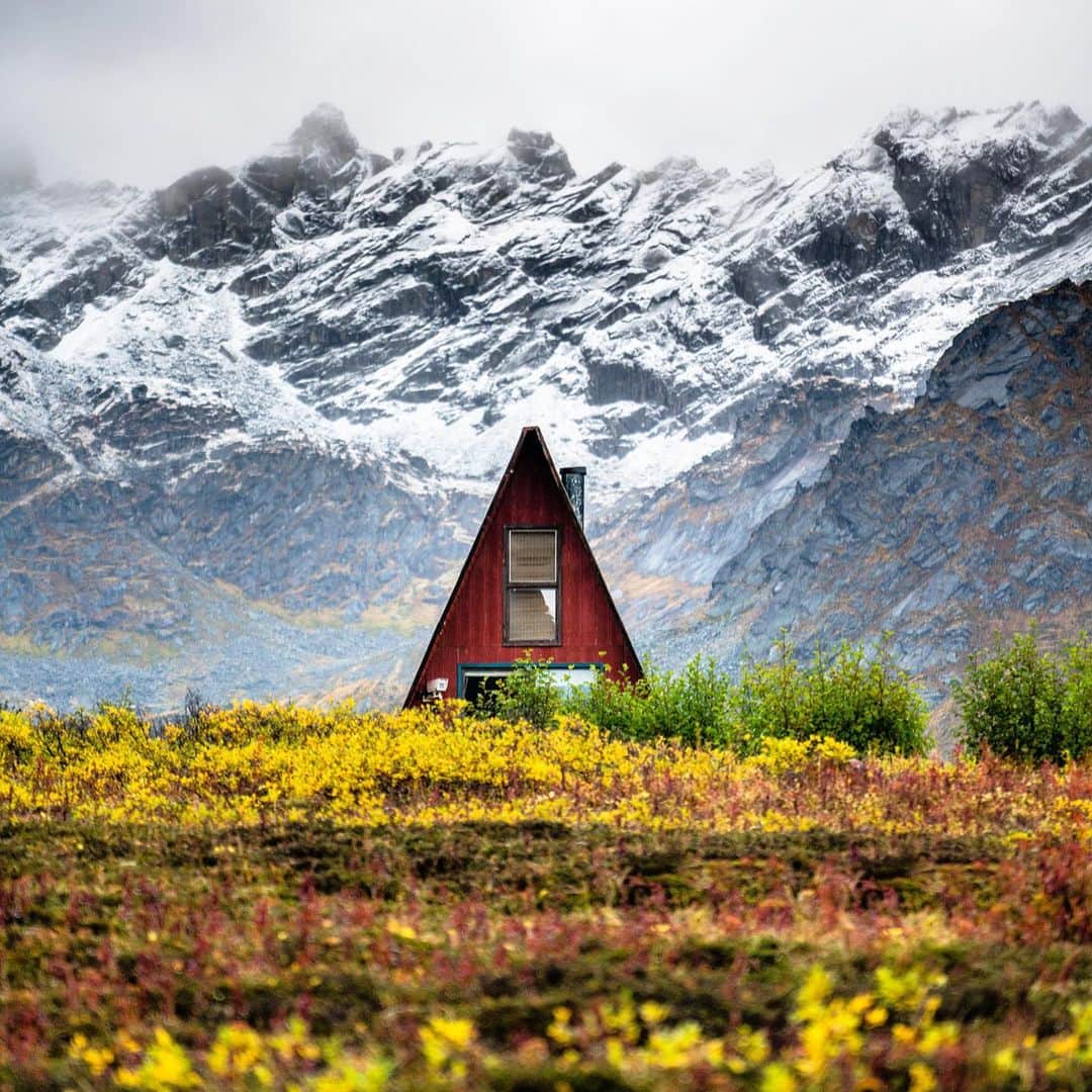 クリス・バーカードさんのインスタグラム写真 - (クリス・バーカードInstagram)「Icelandic sheep shack, Faroese Turf house or Alaskan A-frame?」1月28日 11時32分 - chrisburkard