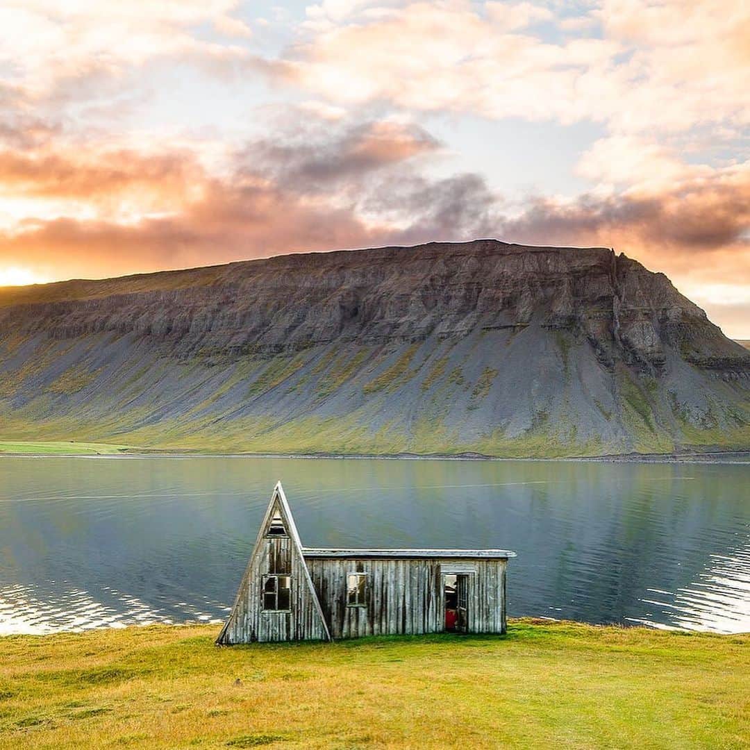 クリス・バーカードのインスタグラム：「Icelandic sheep shack, Faroese Turf house or Alaskan A-frame?」