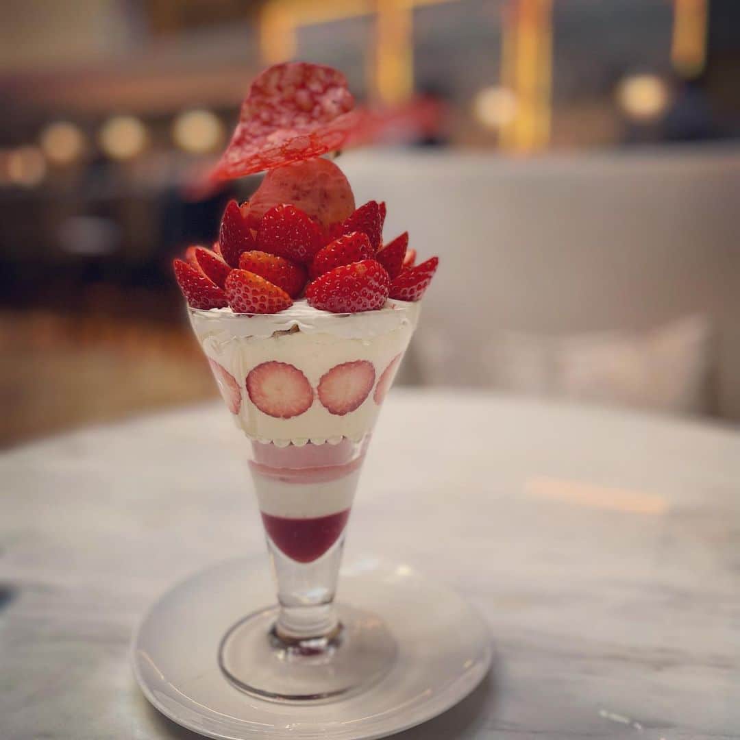 のインスタグラム：「いちごパフェ🍓仕事の合間にいただきました。イチゴのアイス、マスカルポーネのクリームなどが層になって、食べるのがもったいない美しさ。トッピングのチュイールもイチゴ味。雑誌で紹介されてるのを見て、いわゆる自分へのご褒美に奮発しました！  #otekomachi #大手小町 #ストリングスホテル品川インターコンチネンタル #スイーツ #スイーツ女子 #スイーツ好き #パフェ #いちごパフェ #おやつ #おやつの時間 #sweets #sweetstagram #sweetslover #コロナ太りが止まらない」
