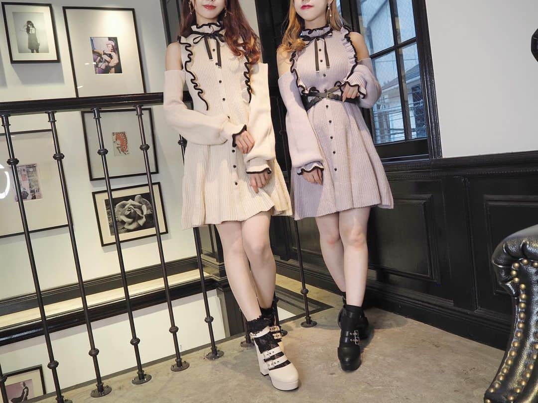 EATMEのインスタグラム：「1.28 update... #EATME #JANUARY #NEW #ITEM . TOP画面のURLからEATME WEB  STOREをCHECK▶︎▶︎▶︎ @eatme_japan . 🌹ハイネックニットワンピース ¥11,800(＋tax) CRM.GRY.BLK ☑︎FREE ※1.29発売予定 . 🌹ベルテッドパンプス ¥13,000(＋tax) BLK.CLM.MIX ☑︎S/M/L ※発売中 . #EATME_COORDINATE #eatmejapan #イートミー」