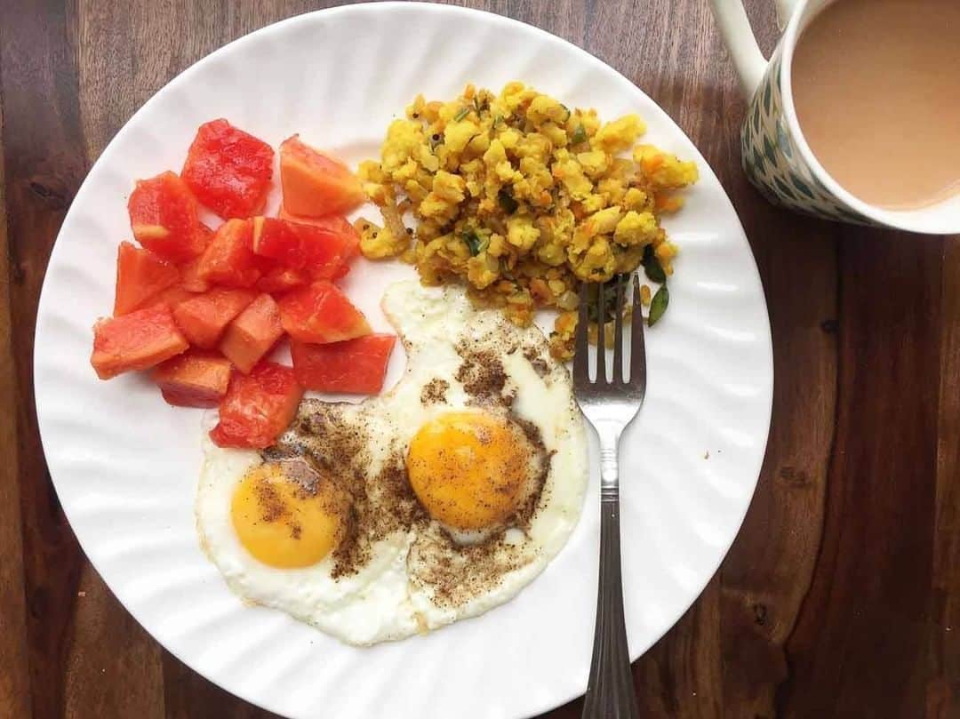 Archana's Kitchenさんのインスタグラム写真 - (Archana's KitchenInstagram)「In my breakfast meal plate today I have added a simple fried egg that will give you enough protein and good fat needed for your body along with a lentil based upma that is made out of moong dal to create a different texture.   I love ending my breakfast with a big cup of Tea by the side.  Get the recipe from the smart.bio link in my profile @archanaskitchen . . . . . #recipes #easyrecipes #breakfast #Indianbreakfast #archanaskitchen #healthyeating #highprotein #breakfastclub #dosa #dosarecipes #dosabatter #ragi #ragidosa #mysoremasaladosa #homemadefood #eatfit #cooking #food #healthyrecipes #foodphotography #recipeoftheday #comfortfood #deliciousfood #delicious #instayum」1月28日 11時30分 - archanaskitchen