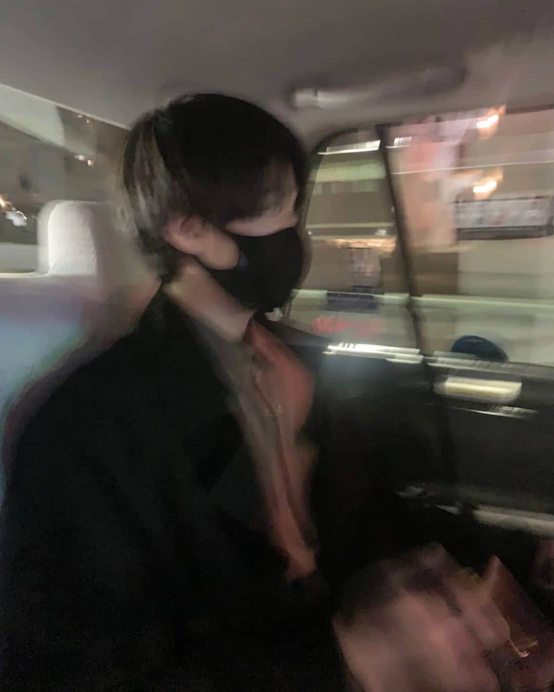 外山将平のインスタグラム：「全力のぶれぶれ。  笑笑  今日も 皆さんにとって良い日になりますように。  #こんにちは#俳優#外山将平#fashion#今日の外山#写真#韓国#韓国ファッション#リヴァイ#お家時間」